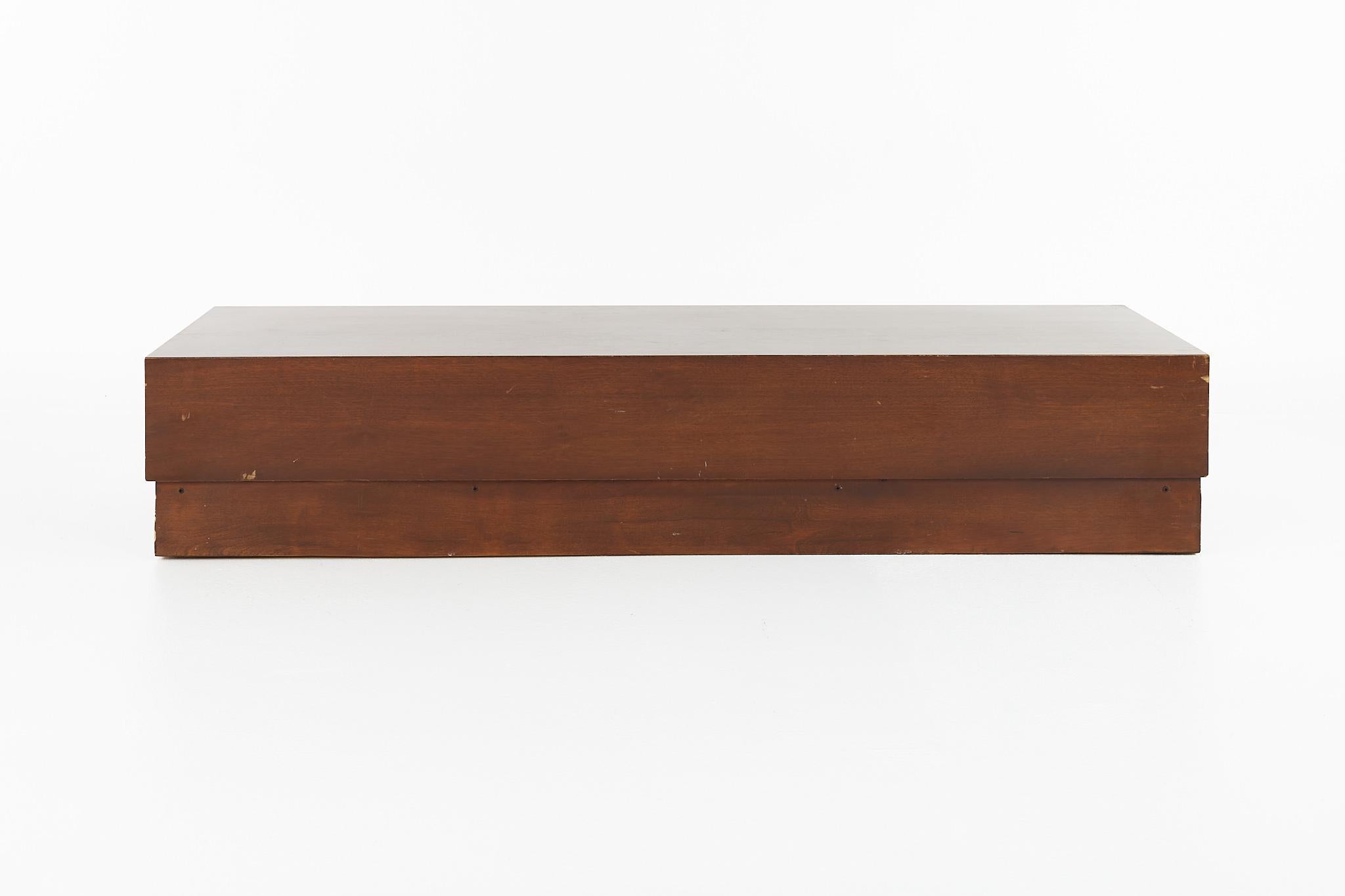 Adrian Pearsall Couchtisch aus Nussbaumholz aus der Mitte des Jahrhunderts

Dieser Tisch misst: 60 breit x 18 tief x 12 Zoll hoch

Alle Möbelstücke sind in einem so genannten restaurierten Vintage-Zustand zu haben. Das bedeutet, dass das Stück