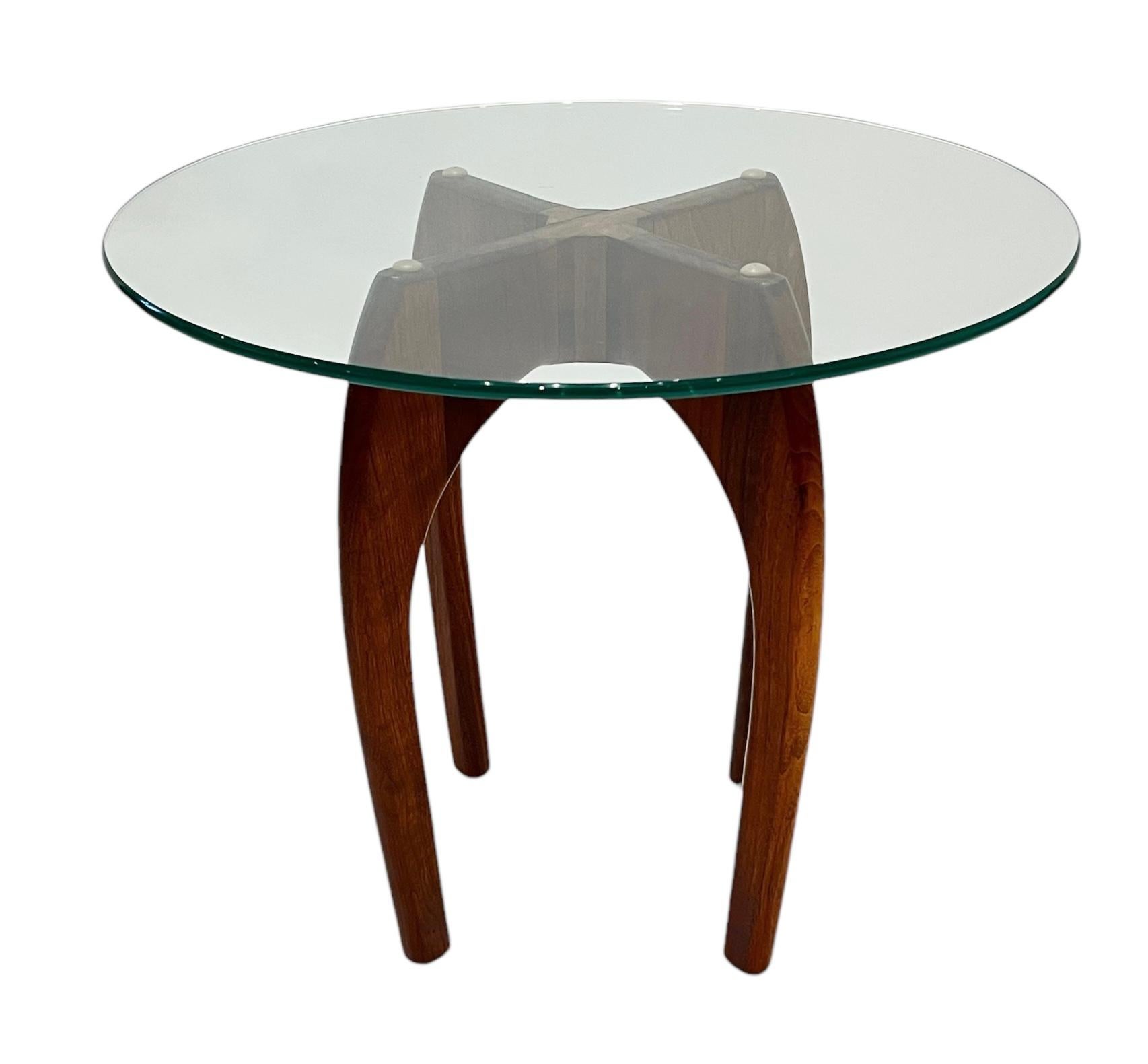 Excellente table d'appoint en noyer et verre du milieu du siècle Adrian.  Dans l'ensemble, il s'agit d'un excellent état vintage avec une usure appropriée à l'âge.  

Le plateau en verre mesure environ 24
