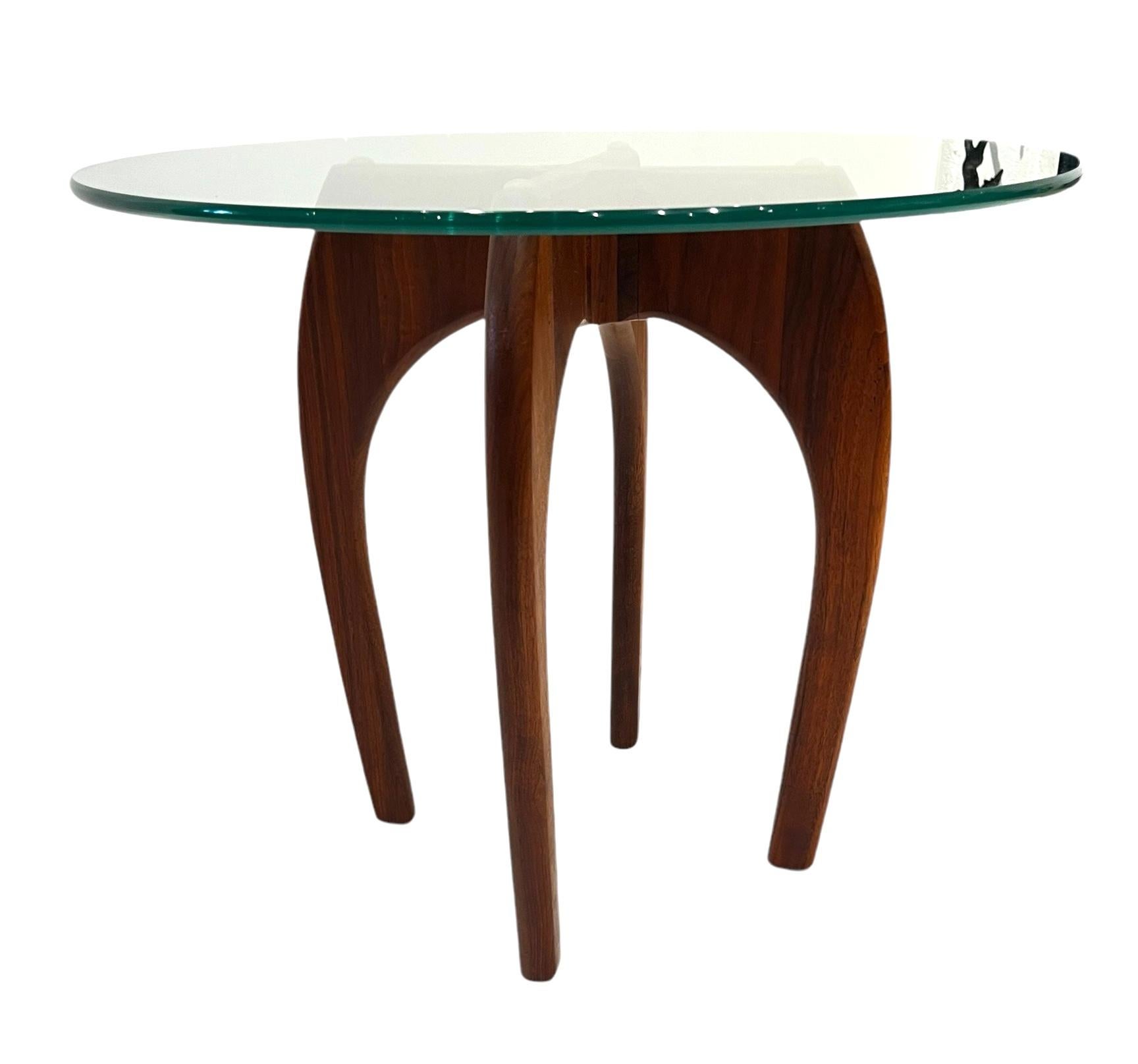 Mid-Century Modern Table d'appoint en noyer et verre Adrian Pearsall, milieu de siècle en vente