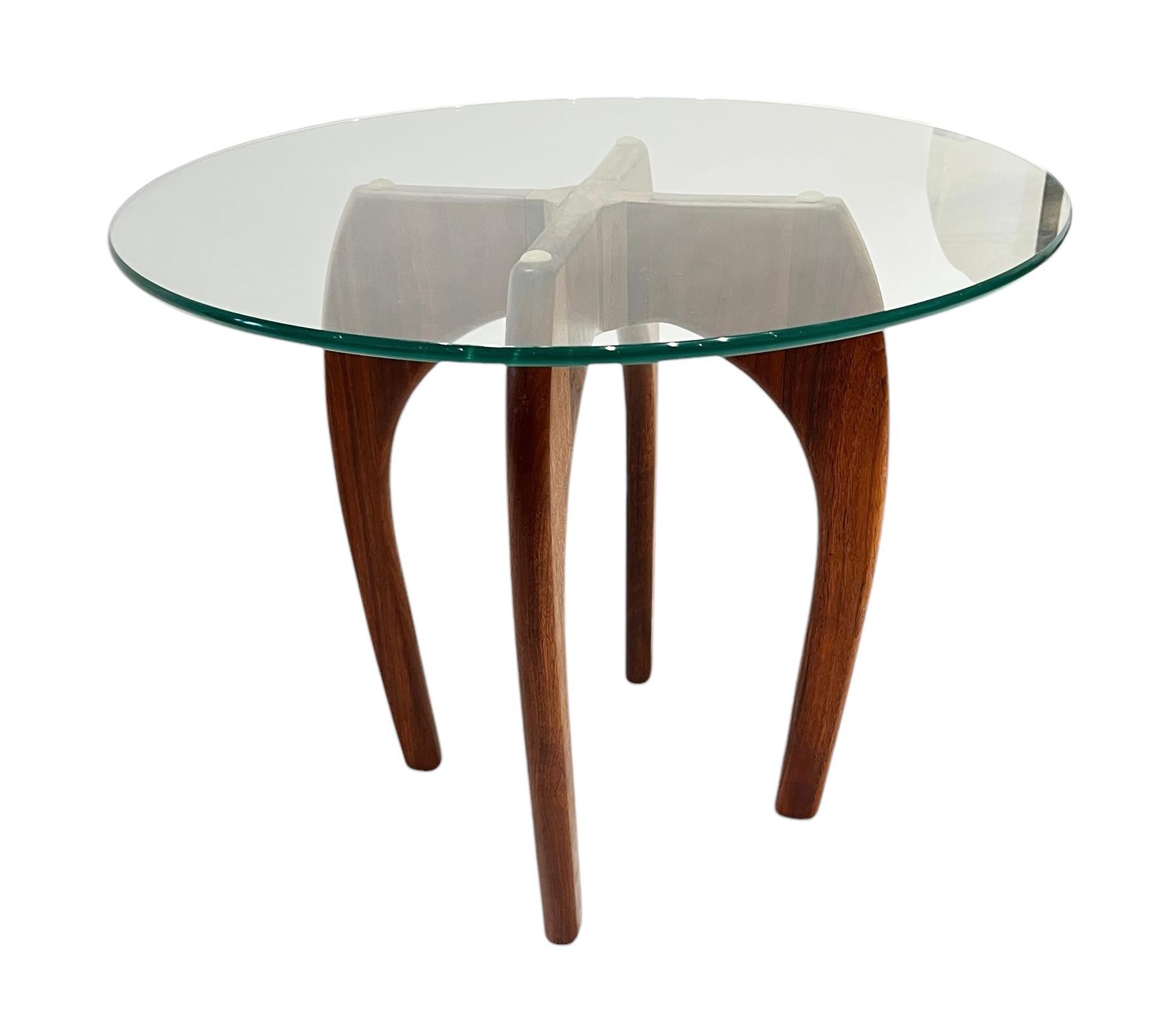 Américain Table d'appoint en noyer et verre Adrian Pearsall, milieu de siècle en vente