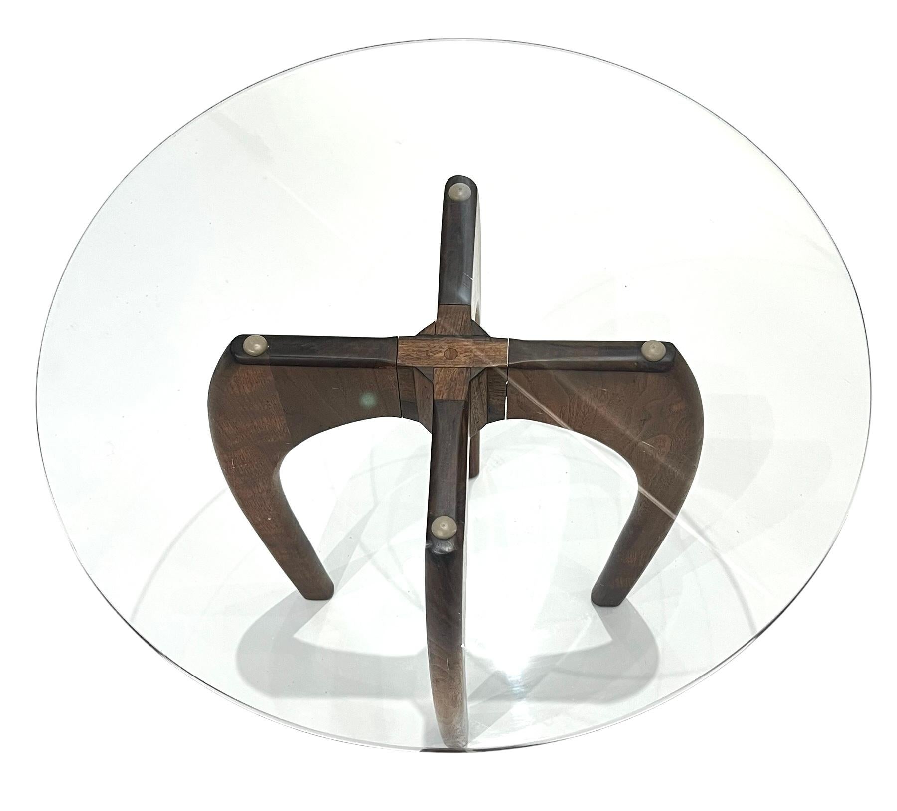 Fait main Table d'appoint en noyer et verre Adrian Pearsall, milieu de siècle en vente