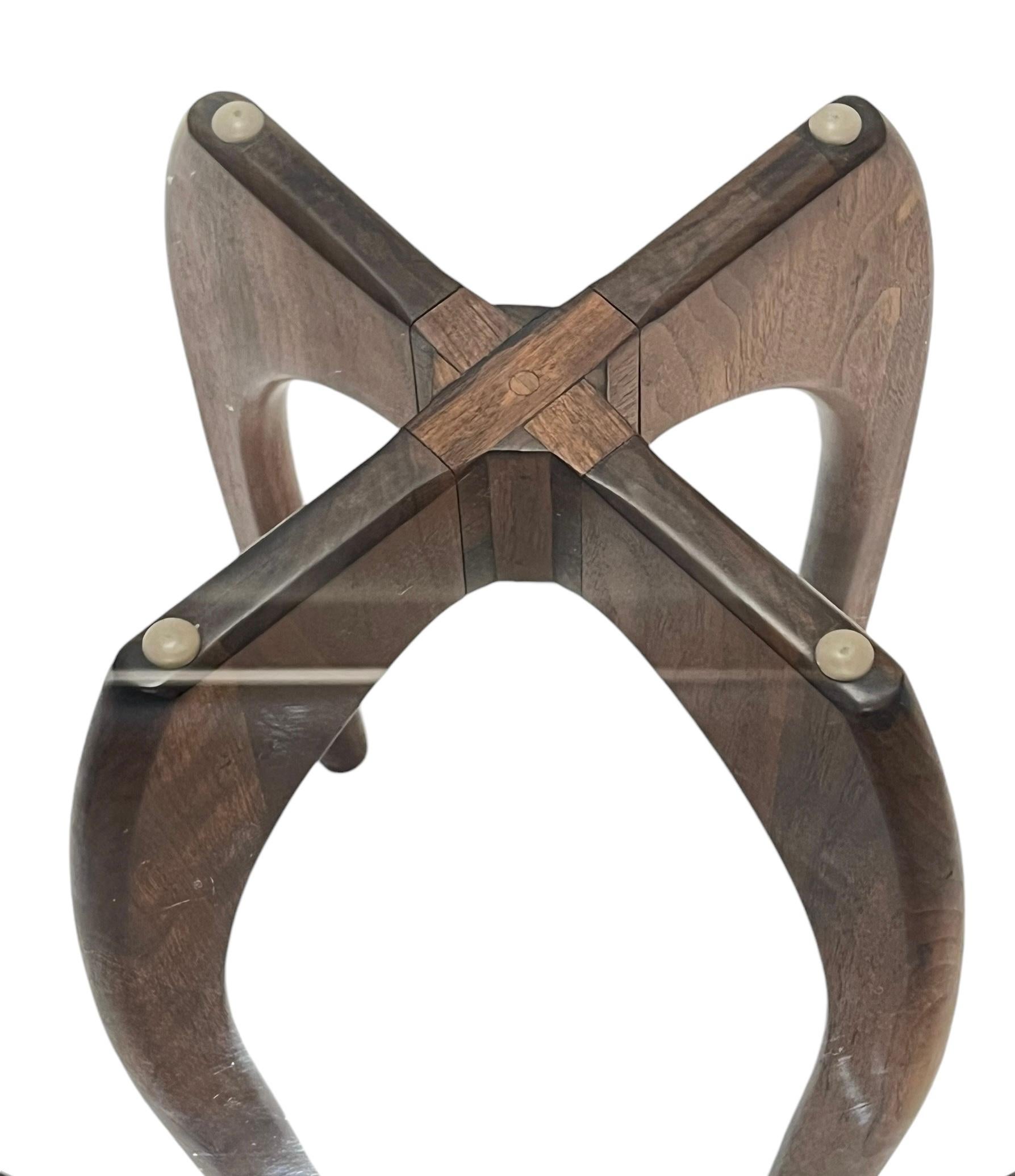 Table d'appoint en noyer et verre Adrian Pearsall, milieu de siècle Bon état - En vente à New York, NY