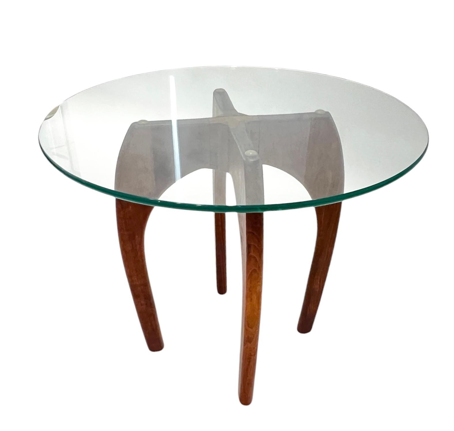 20ième siècle Table d'appoint en noyer et verre Adrian Pearsall, milieu de siècle en vente
