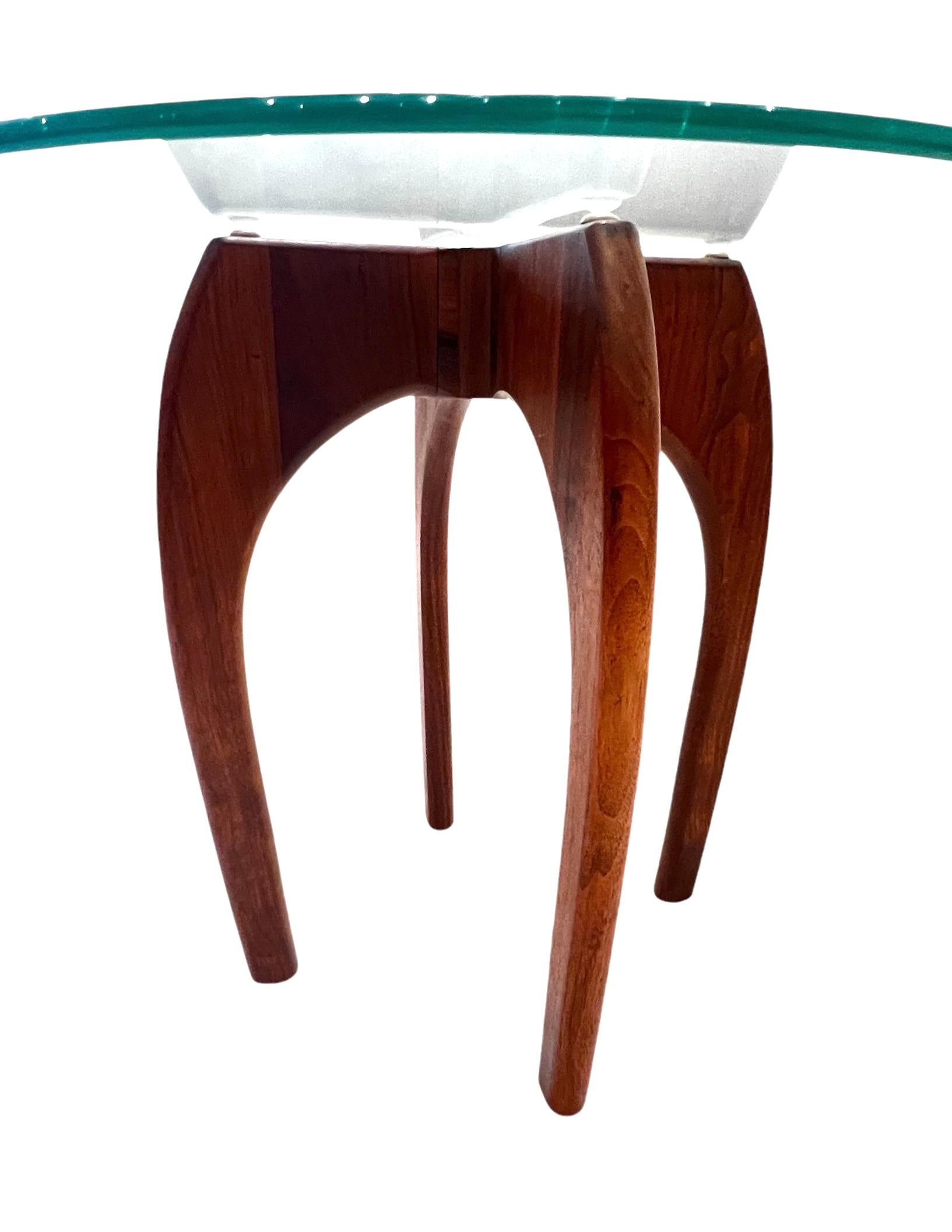 Verre Table d'appoint en noyer et verre Adrian Pearsall, milieu de siècle en vente