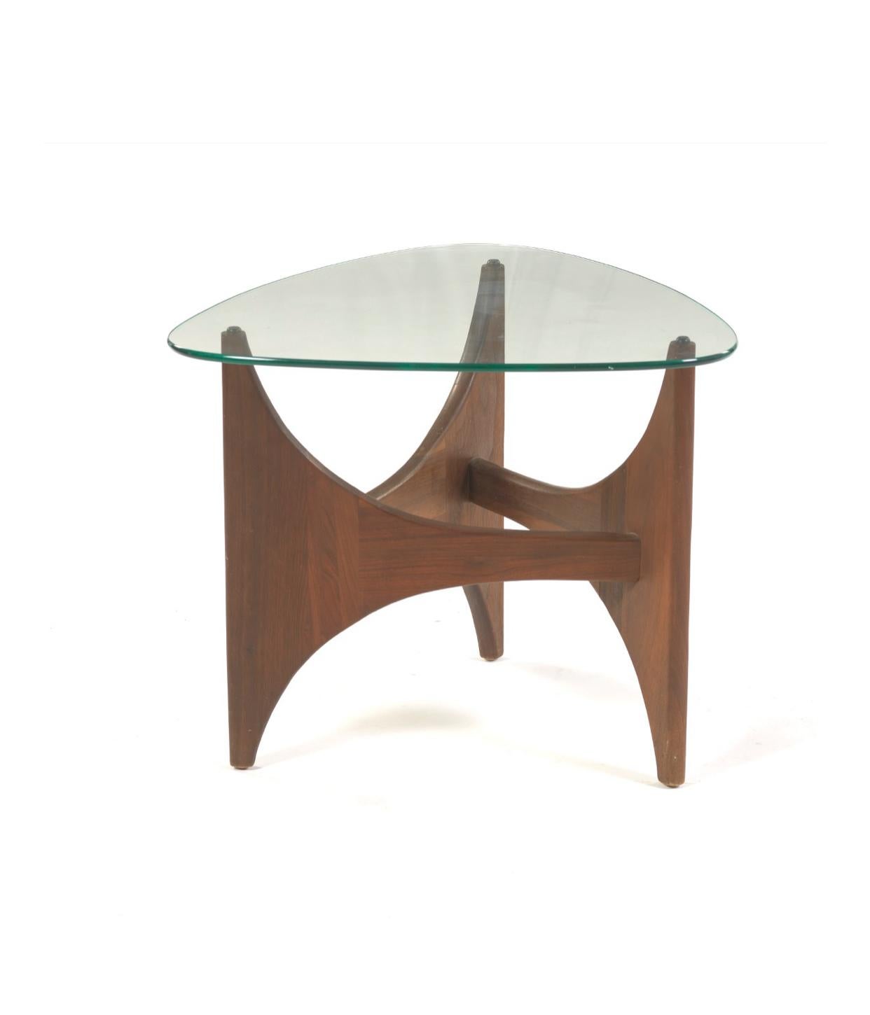 Mid-Century Modern Table d'appoint triangulaire en noyer huilé Adrian Pearsall en vente