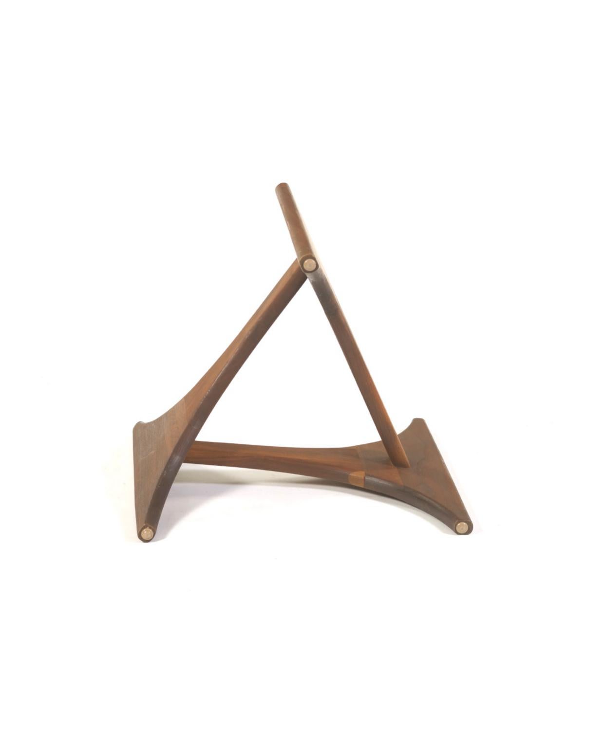 Milieu du XXe siècle Table d'appoint triangulaire en noyer huilé Adrian Pearsall en vente