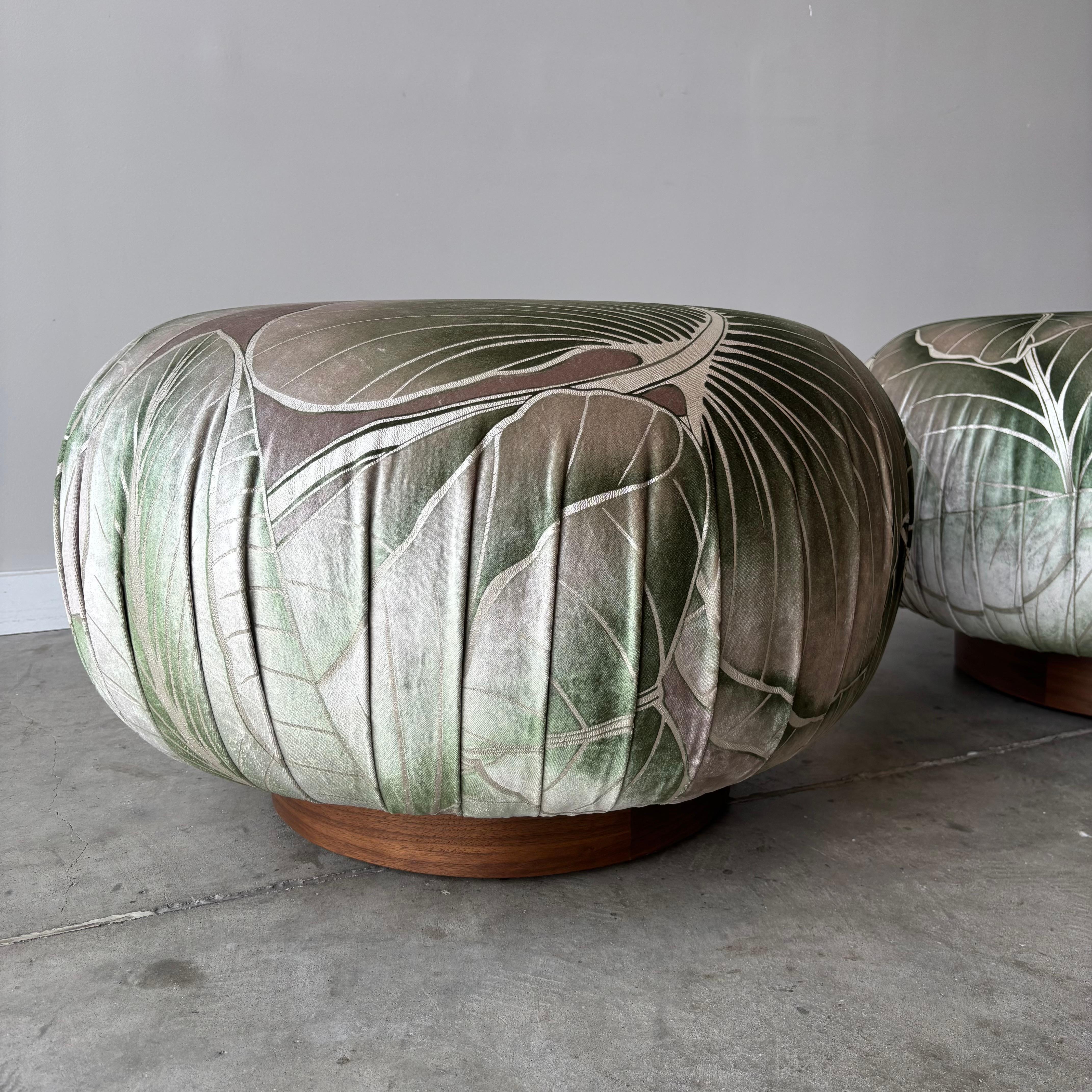 Adrian Pearsall Otomana/Pufs Giratorios de Par, Terciopelo HOLLY HUNT en venta 1