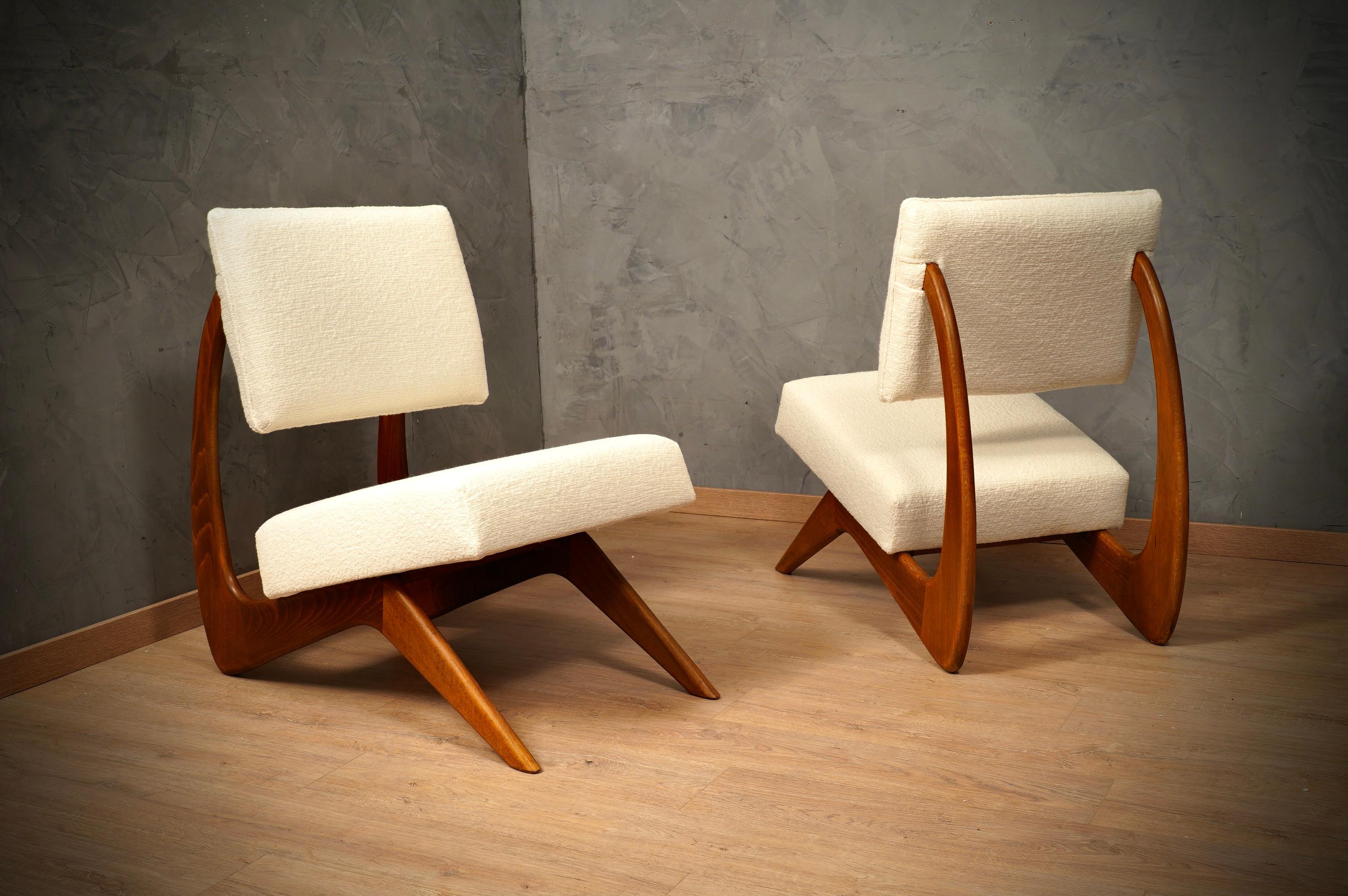 Armchairs with a particular design by the American architect Adrian Pearsall, a very daring designer in the shapes of his designs.

The armchairs have a very particular wooden structure as you can guess from the photos. A very original curve forms