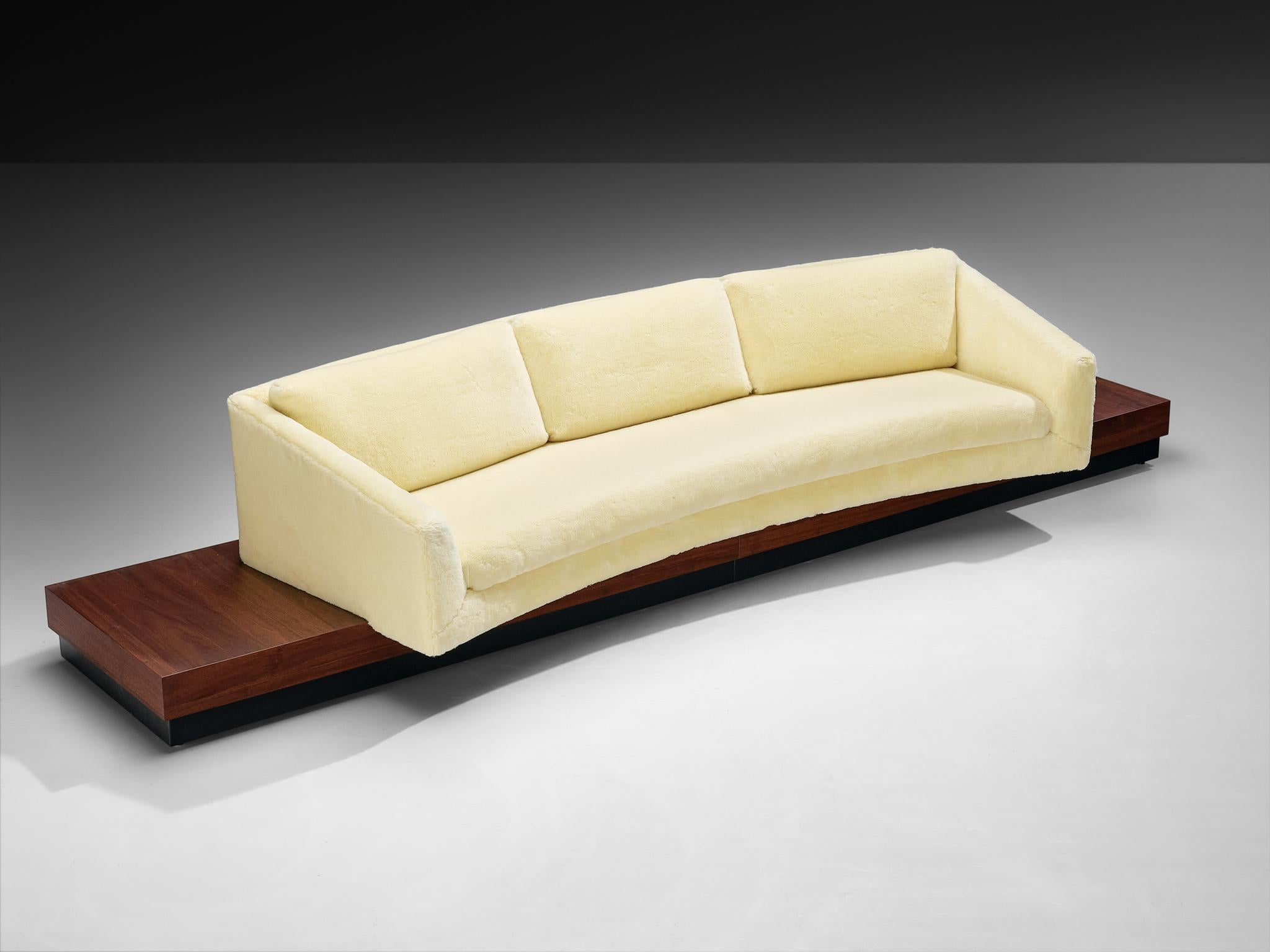 Adrian Pearsall per Craft Associates, divano curvo 'platform', tessuto, noce, Stati Uniti, anni '60

Questo divano dalle belle forme disegnato da Adrian Pearsall è caratterizzato da una struttura solida, con linee chiare e una sorprendente forma