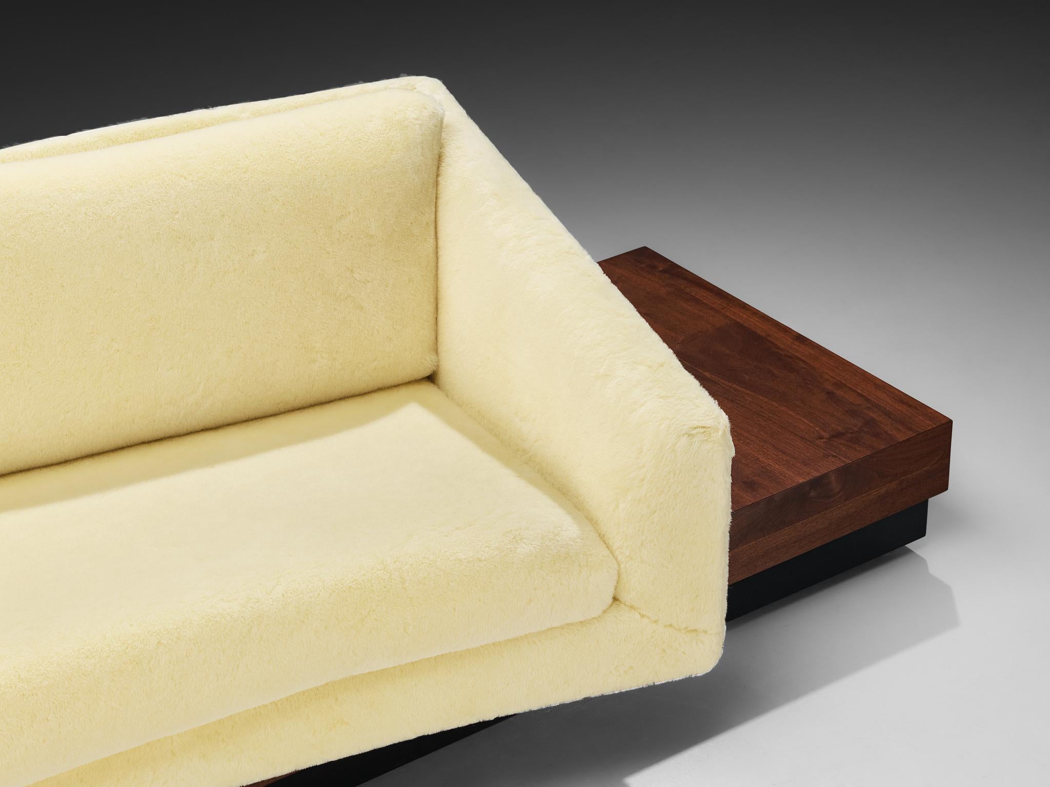 Mid-Century moderno Divano curvo 'Platform' di Adrian Pearsall in noce e tappezzeria giallo burro in vendita