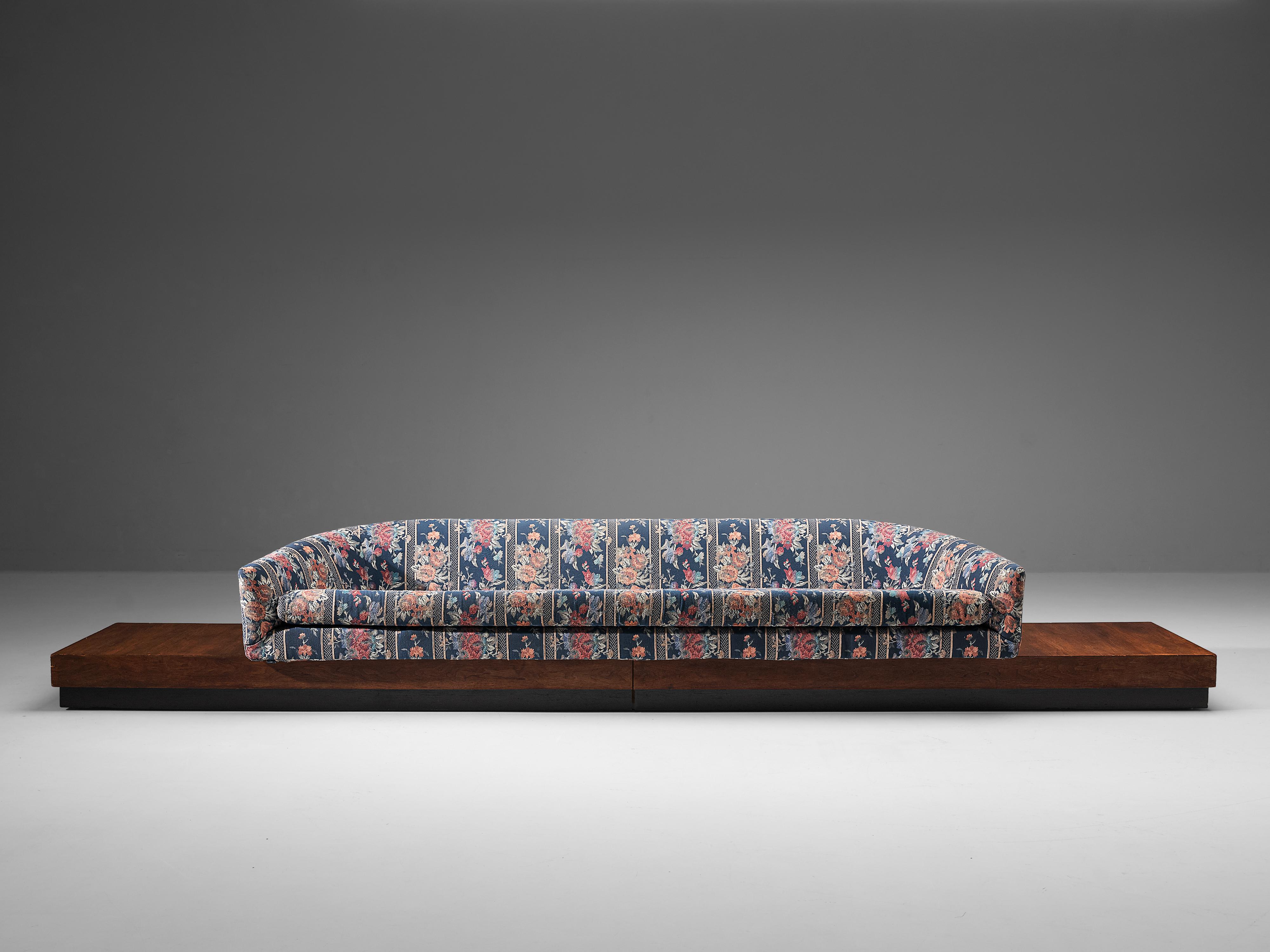 Adrian Pearsall, platform sofa, fabric, walnut, United States, 1960s

This beautifully shaped sofa designed by Adrian Pearsall is characterized by a solid construction, featuring clear lines and round edges. The sofa rests on a wooden platform