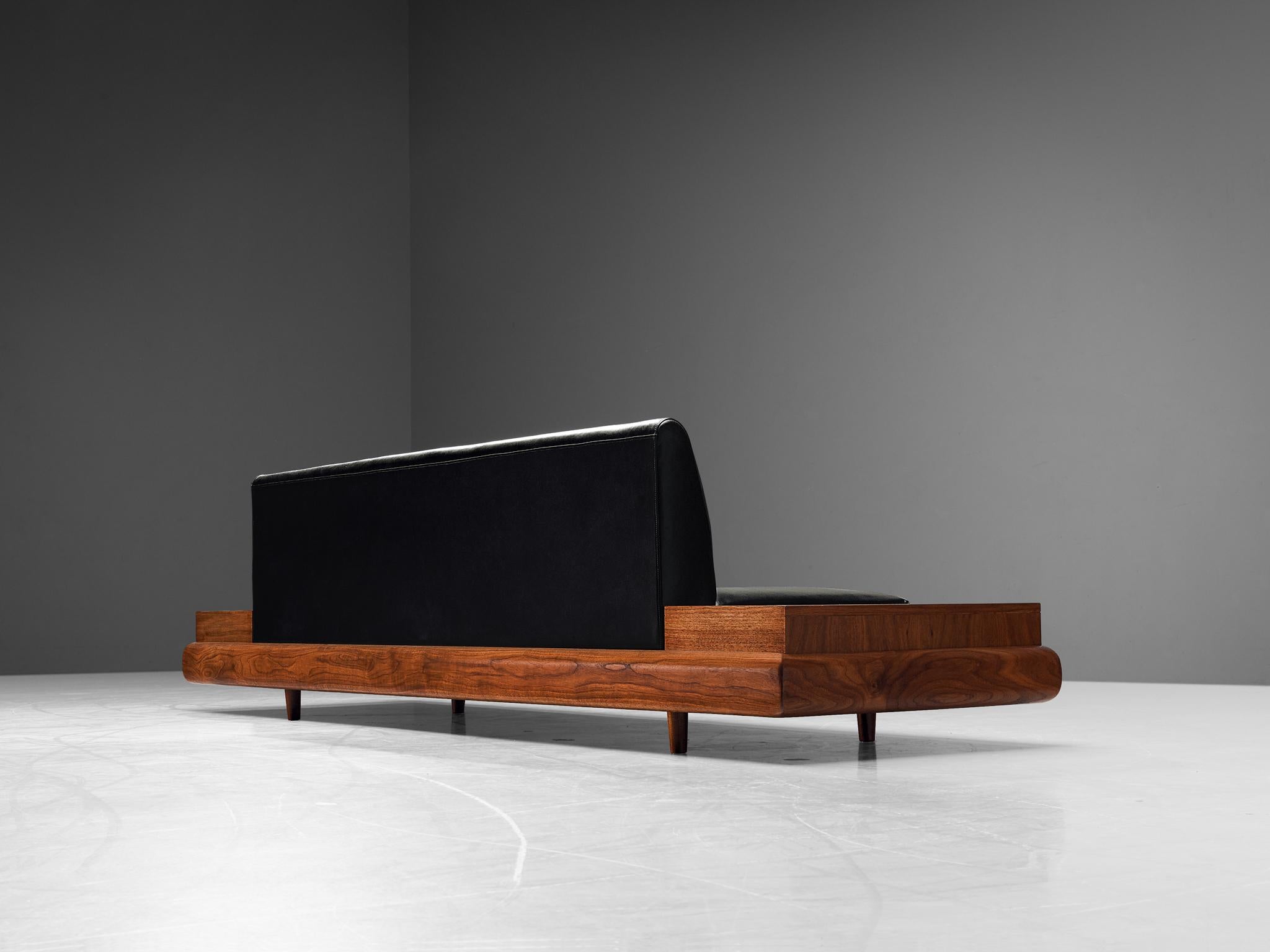 Adrian Pearsall '1709S' Plateau-Sofa aus Nussbaum und schwarzem Leder (amerikanisch) im Angebot