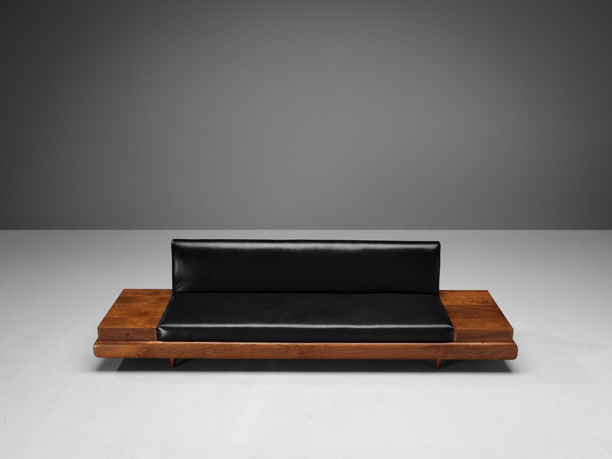 Adrian Pearsall '1709S' Plateau-Sofa aus Nussbaum und schwarzem Leder im Zustand „Gut“ im Angebot in Waalwijk, NL