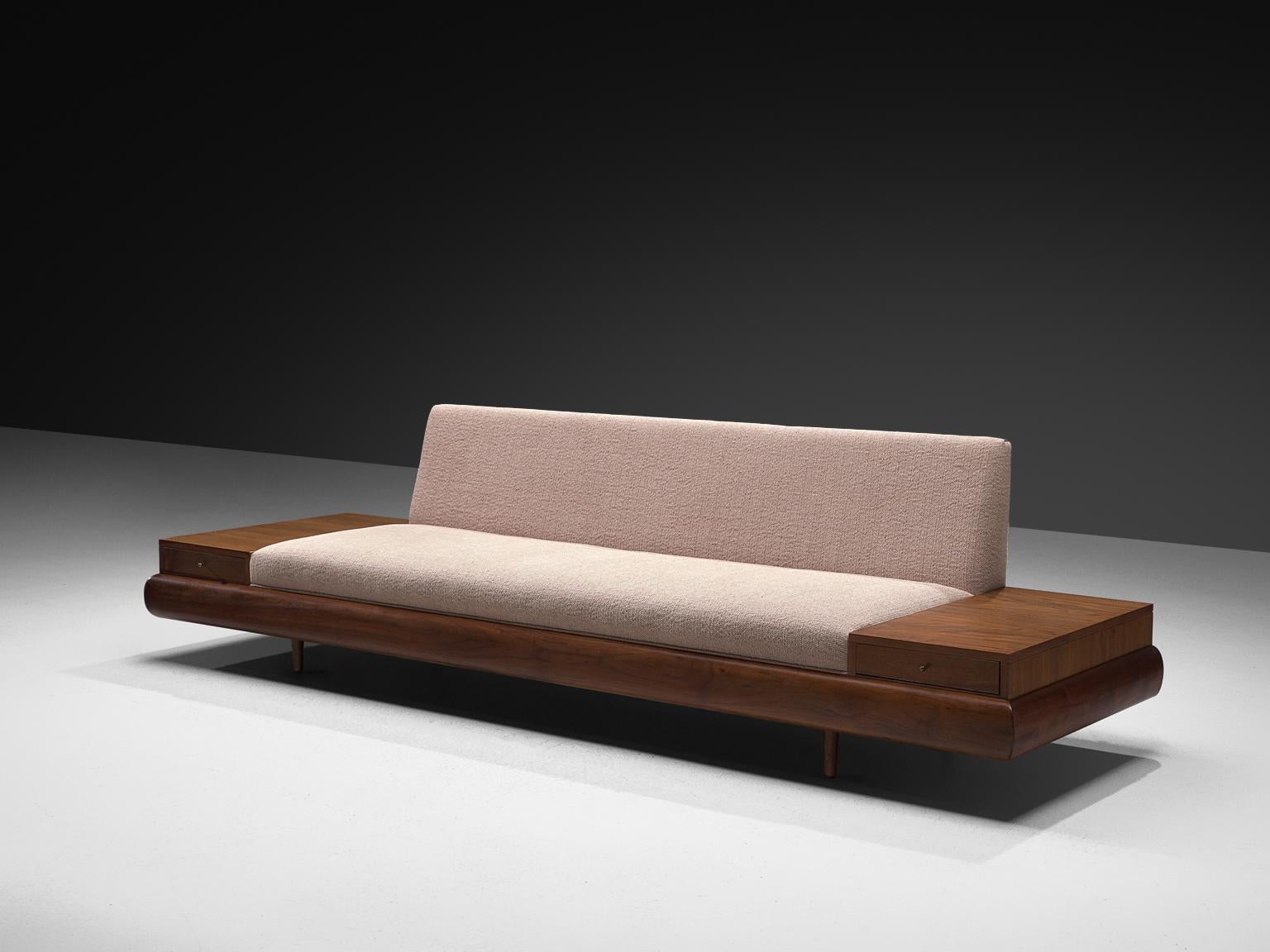 Adrian Pearsall, divano 'Platform' con due cassetti, tessuto, noce, Stati Uniti, anni '60

Adrian Pearsall è noto per i suoi divani dal design piuttosto unico. Il modello attuale non fa eccezione. Su una base bassa con una spessa struttura in noce