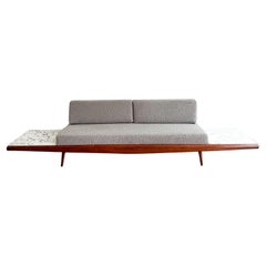 Canapé à plateforme Adrian Pearsall avec tables d'extrémité flottantes en marbre - Nouveau tissu d'ameublement