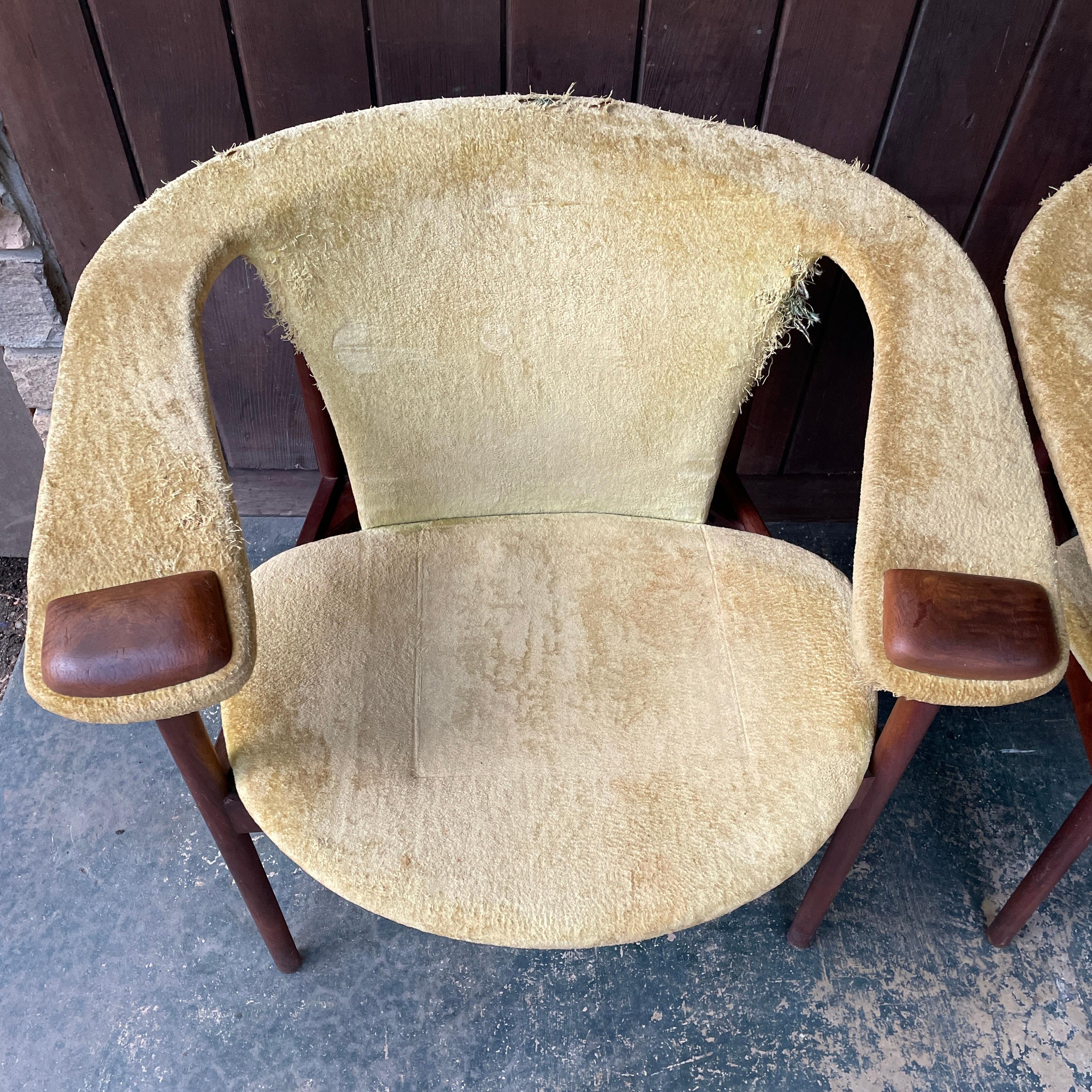 Mid-Century moderno Coppia di poltrone da salotto in noce Adrian Pearsall, non restaurate in vendita