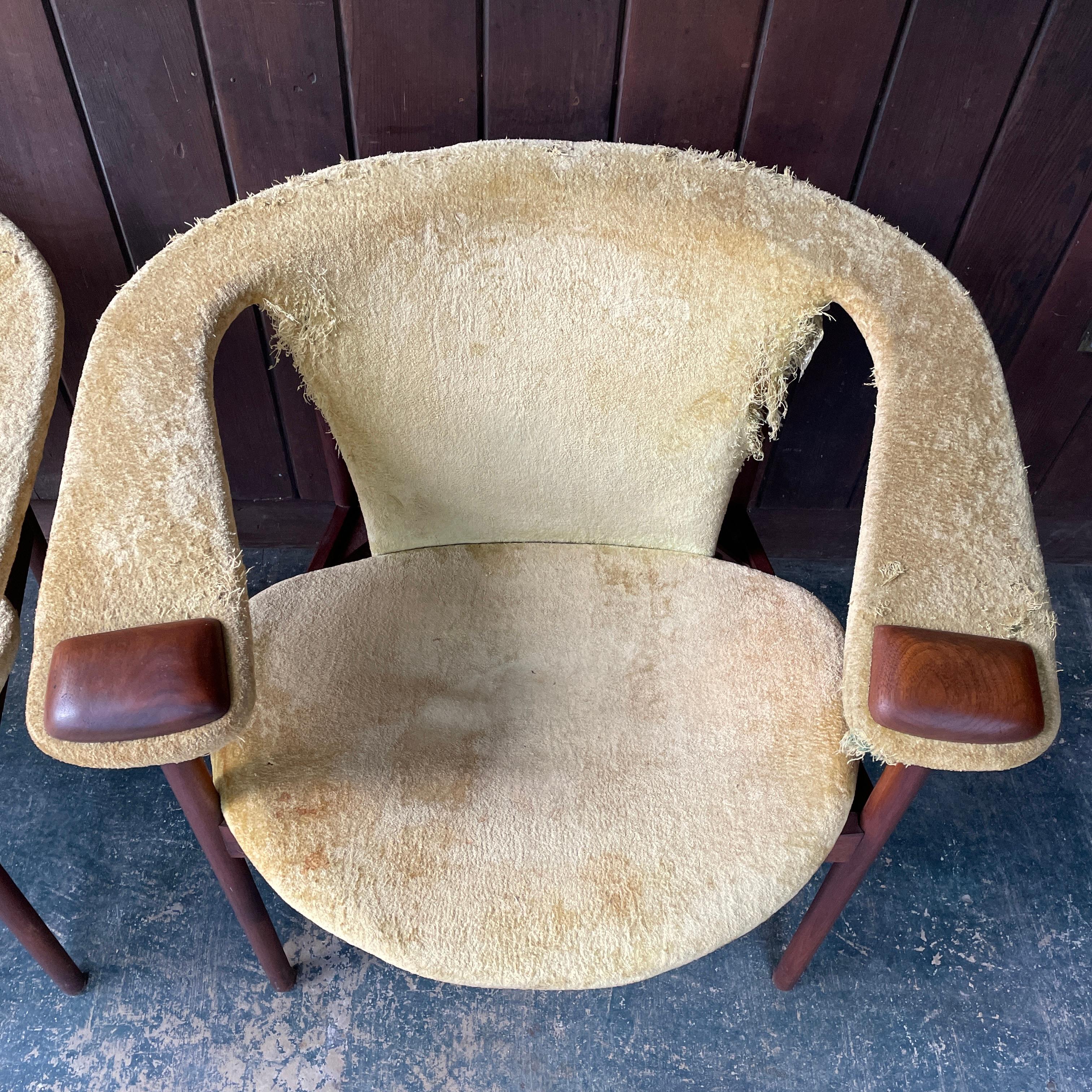 Americano Coppia di poltrone da salotto in noce Adrian Pearsall, non restaurate in vendita