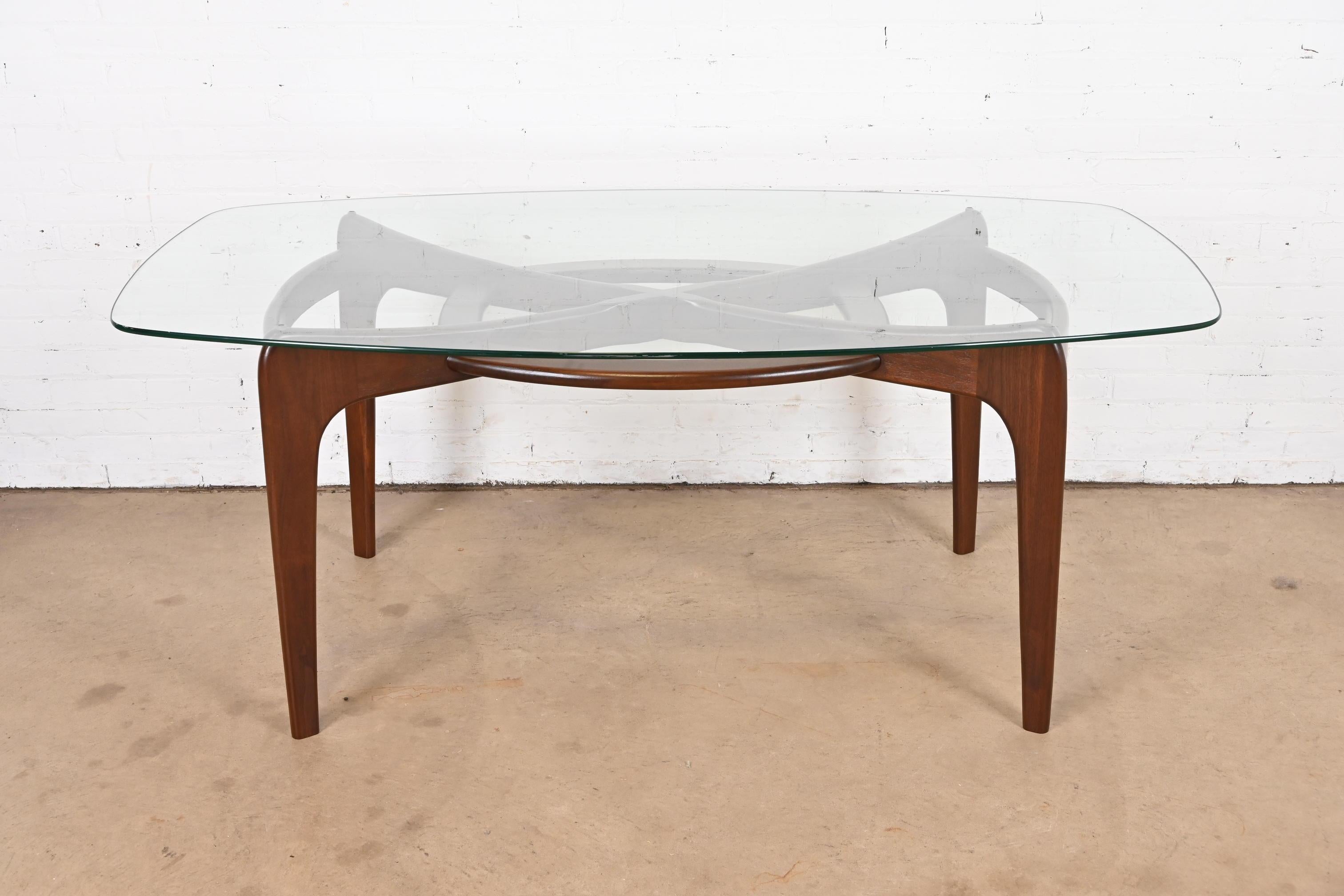 A gorgeous Mid-Century Modern dining table

By Adrian Pearsall for Craft Associates

USA, 1960s

Sculpted walnut base, with boat-shaped glass top.

Measures: 71.25