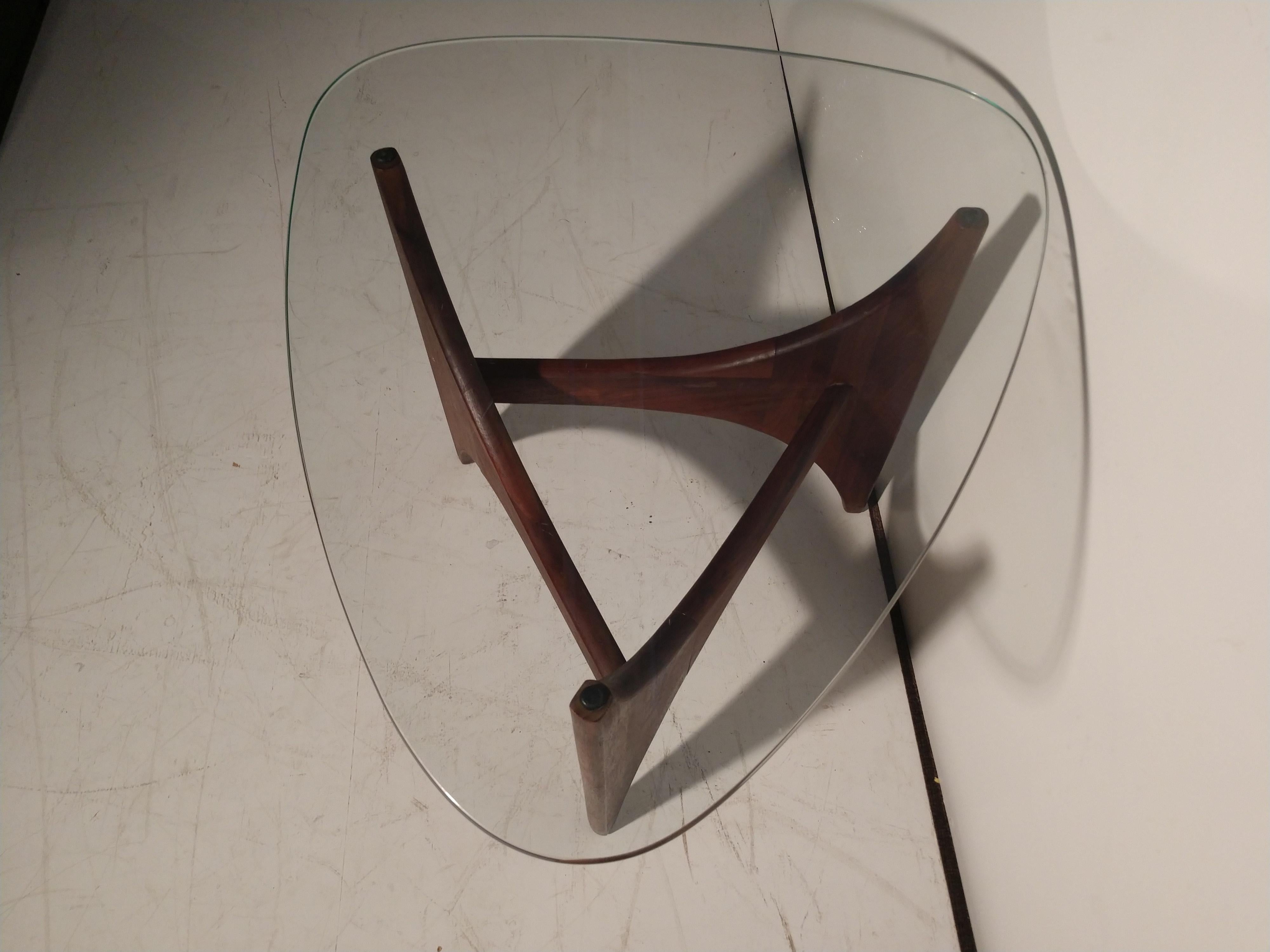 Fabulous Adrian Pearsall end table or cocktail table with a sculptural base and a glass top in the form of a guitar pick. In very good vintage condition, very tight and sturdy. Glass is perfect.