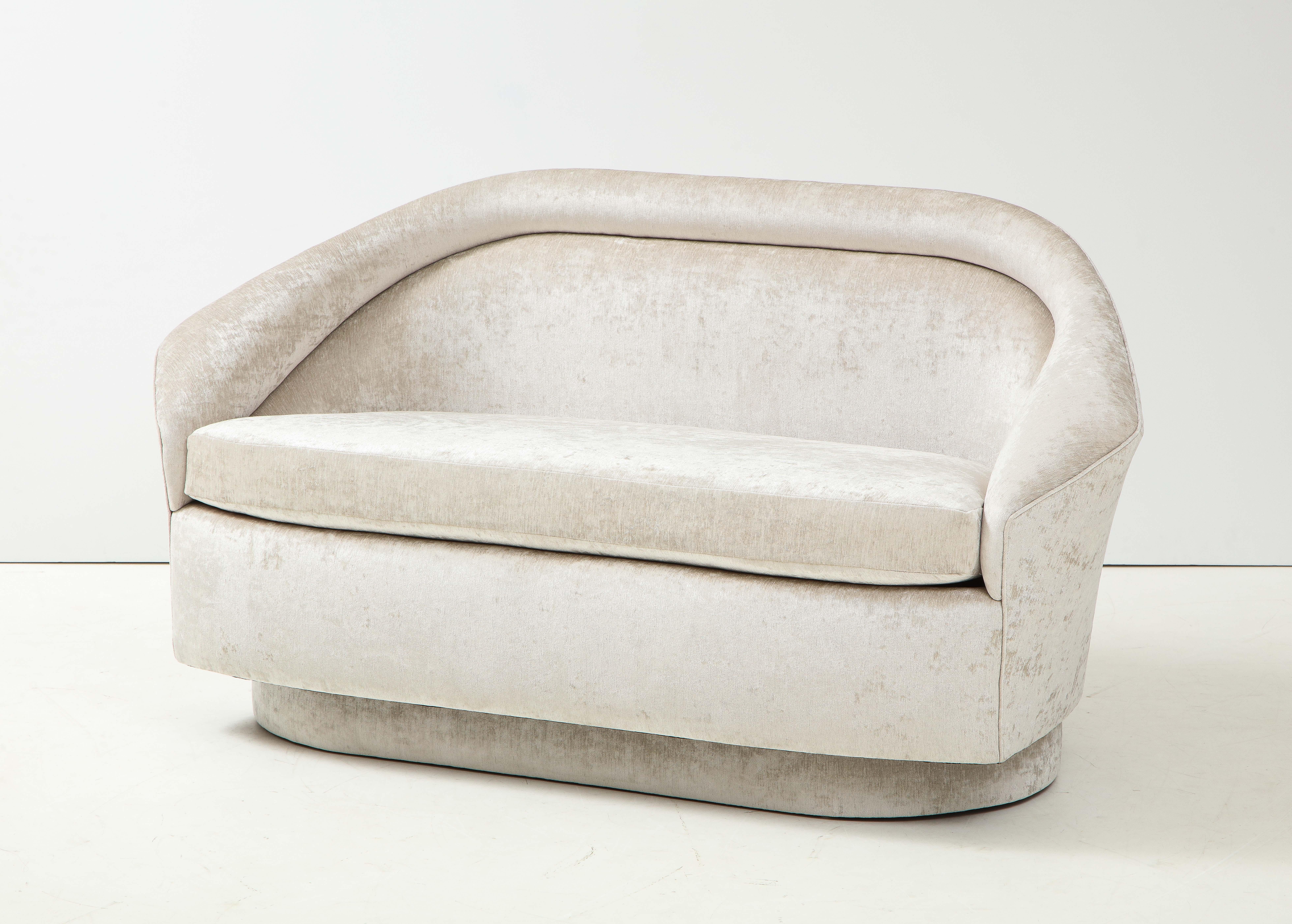 1970er Jahre Skulpturales Sofa von Adrian Pearsall.
Elegantes Sofa, das wunderschön mit einem luxuriösen, weichen Stoff gepolstert ist
Elfenbeinfarbener Chenille-Stoff.
