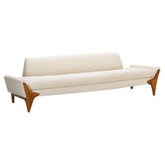 Adrian Pearsall Sofa aus cremefarbenem weißem Boucle und Nussbaumholz