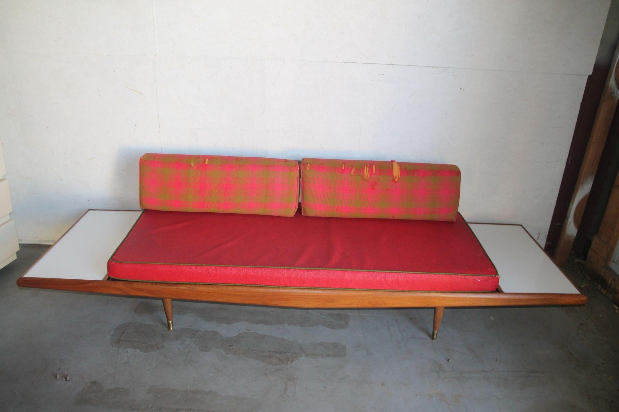 Adrian Pearsall Sofa für Craft Assoicates bereit für Ihre neue Polsterung. Dieses tolle Sofa ist sehr bequem und in schönem Vintage-Zustand. Wie Sie auf den Fotos sehen können, ist der Originalstoff noch vorhanden, den Sie ersetzen müssen. Der