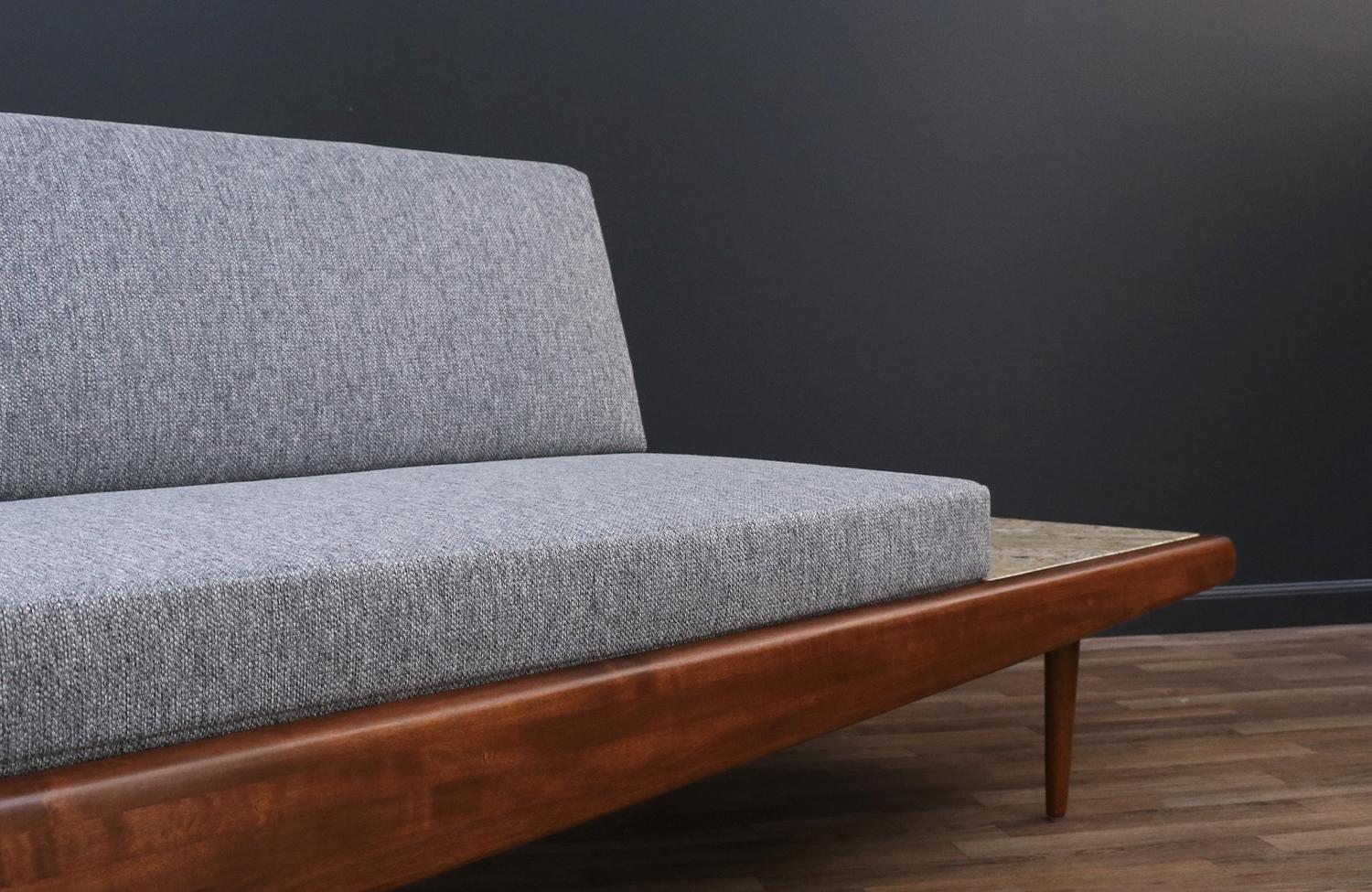 Adrian Pearsall Sofa mit Beistelltischen aus Travertin für Craft Associates im Angebot 4