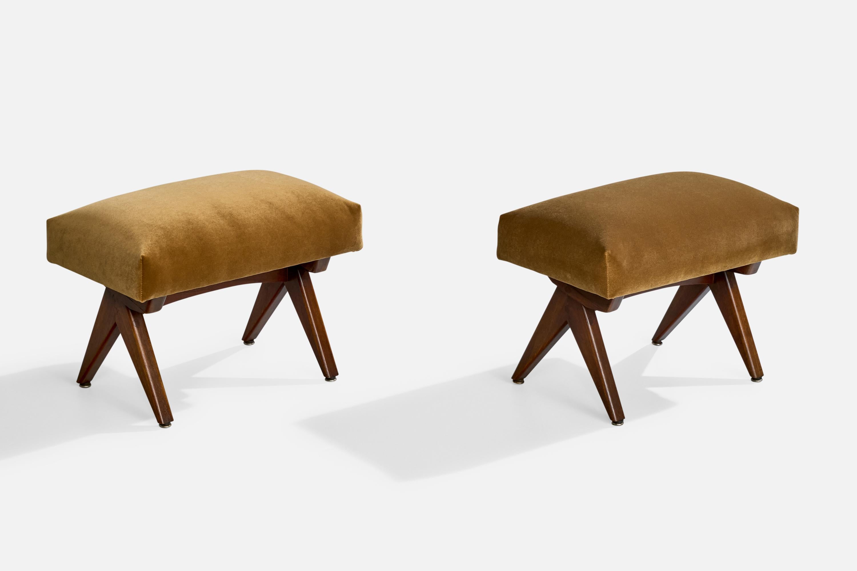 Paire de tabourets en noyer et velours brun conçus par Adrian Pearsall et produits par Craft & Associates, États-Unis, vers les années 1960.

Rembourré en velours neuf.

Dimensions (en pouces) : 15.75