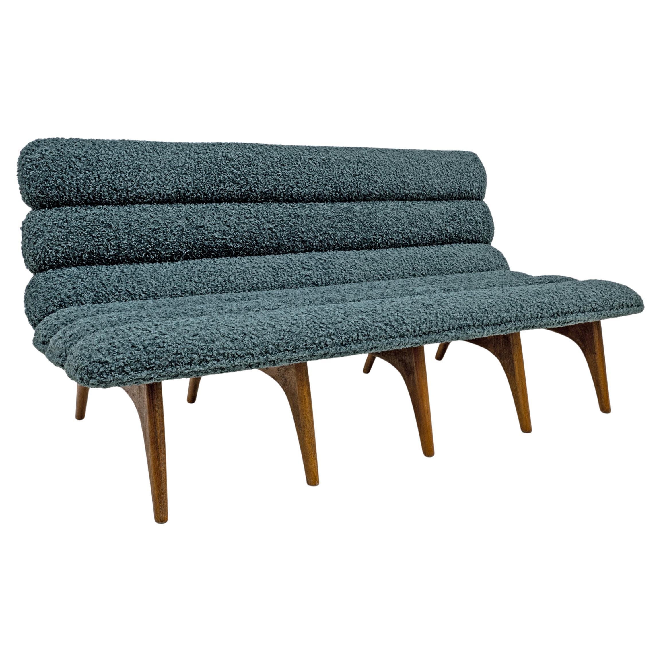 Deux canapés contemporains dans le style d'Adrian Pearsall, fabriqués en Italie avec du tissu Bouclè vert pétrole et du bois de noyer. Prix à l'unité.