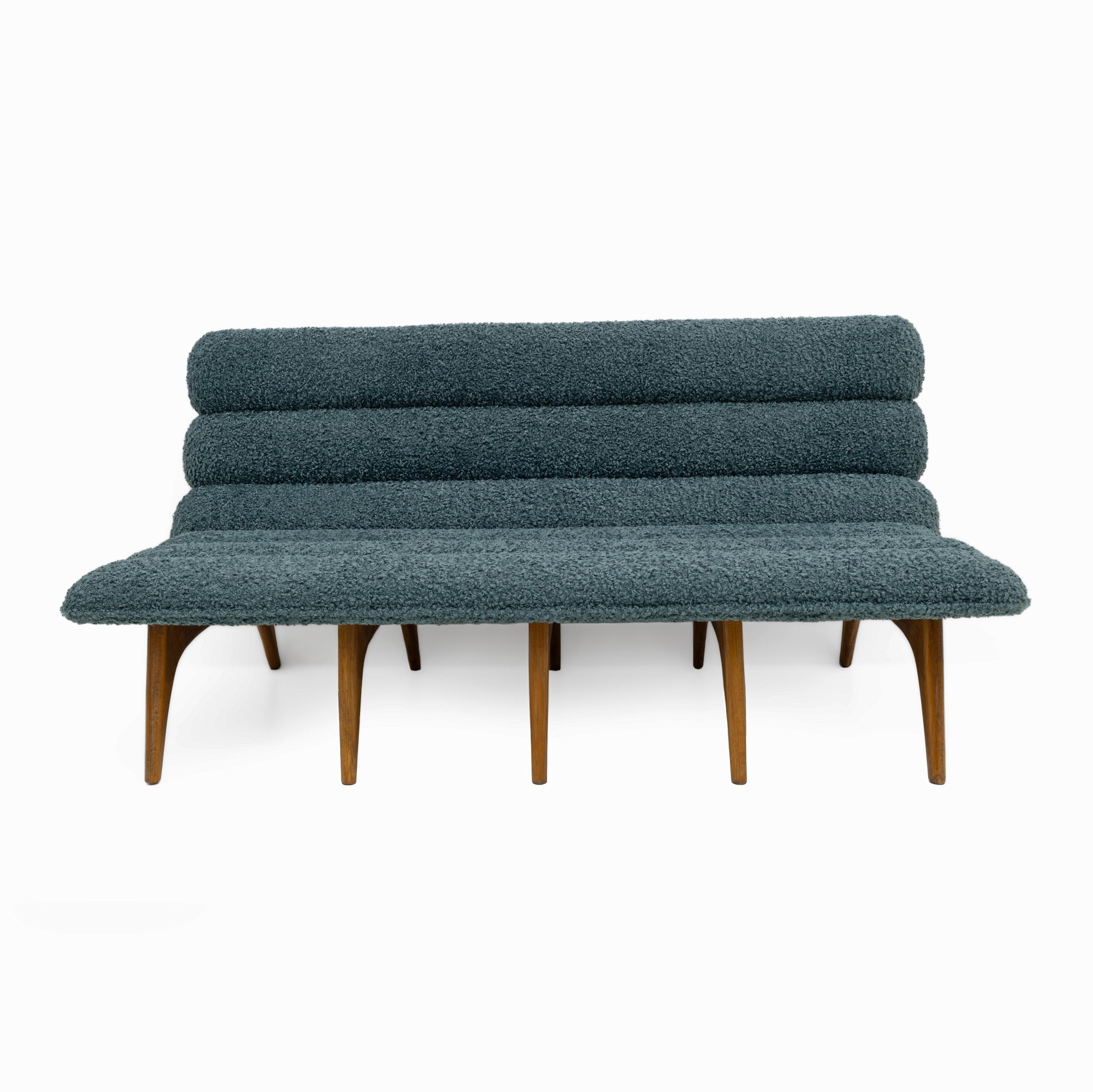 Moderne Adrian Pearsall Style Italin Canapé moderne en bouclè et noyer en vente