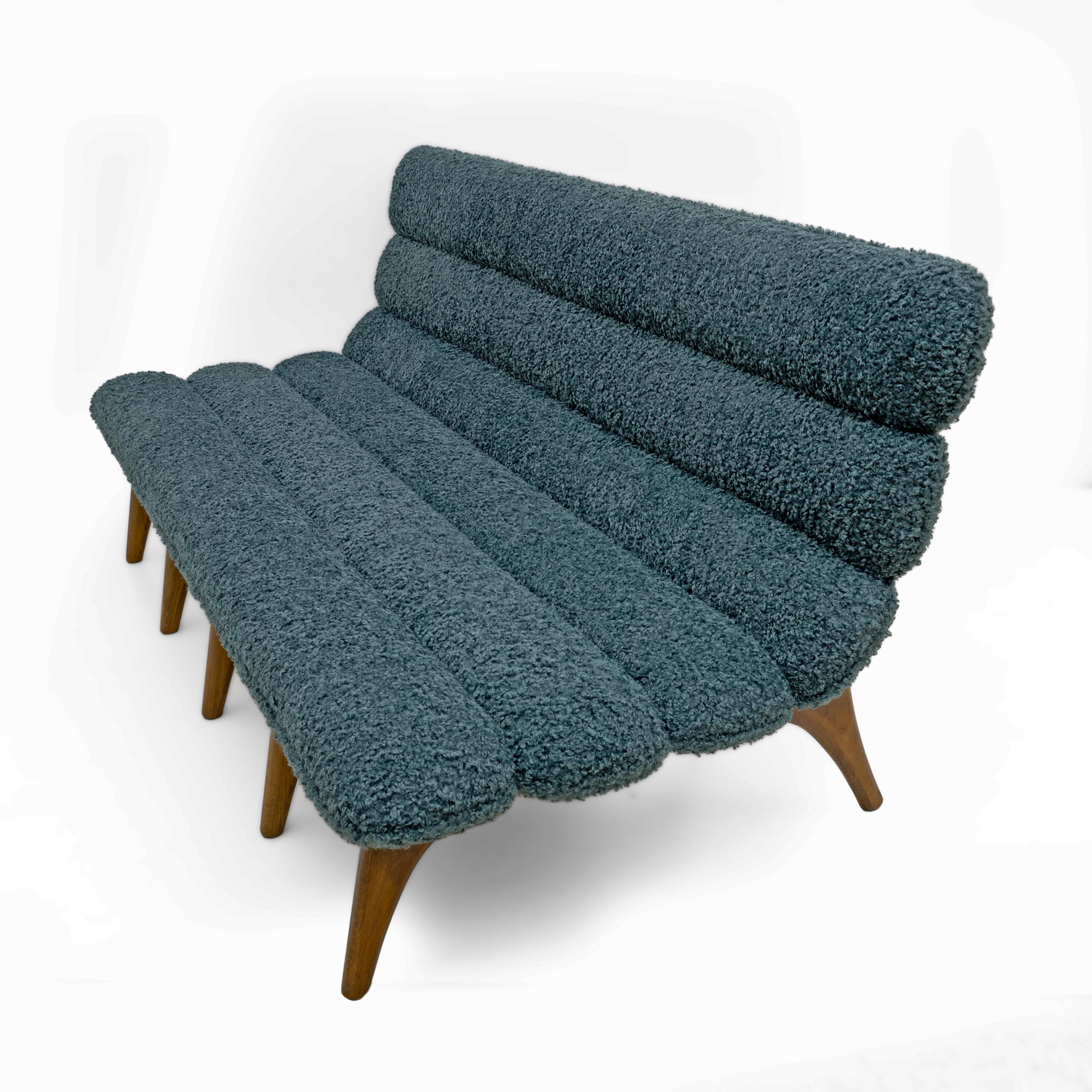 italien Adrian Pearsall Style Italin Canapé moderne en bouclè et noyer en vente