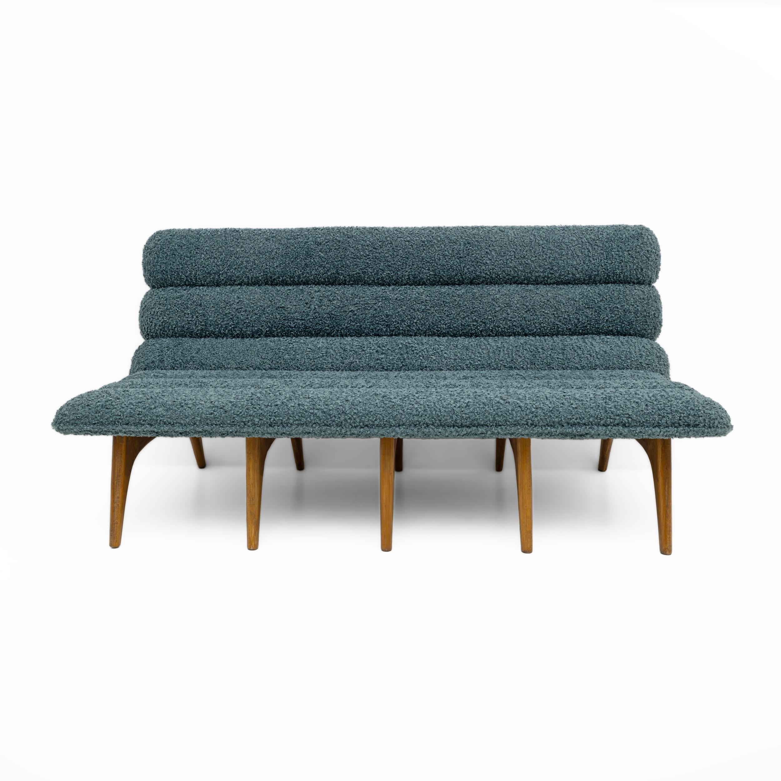 Adrian Pearsall Style Italin Canapé moderne en bouclè et noyer Bon état - En vente à Puglia, Puglia