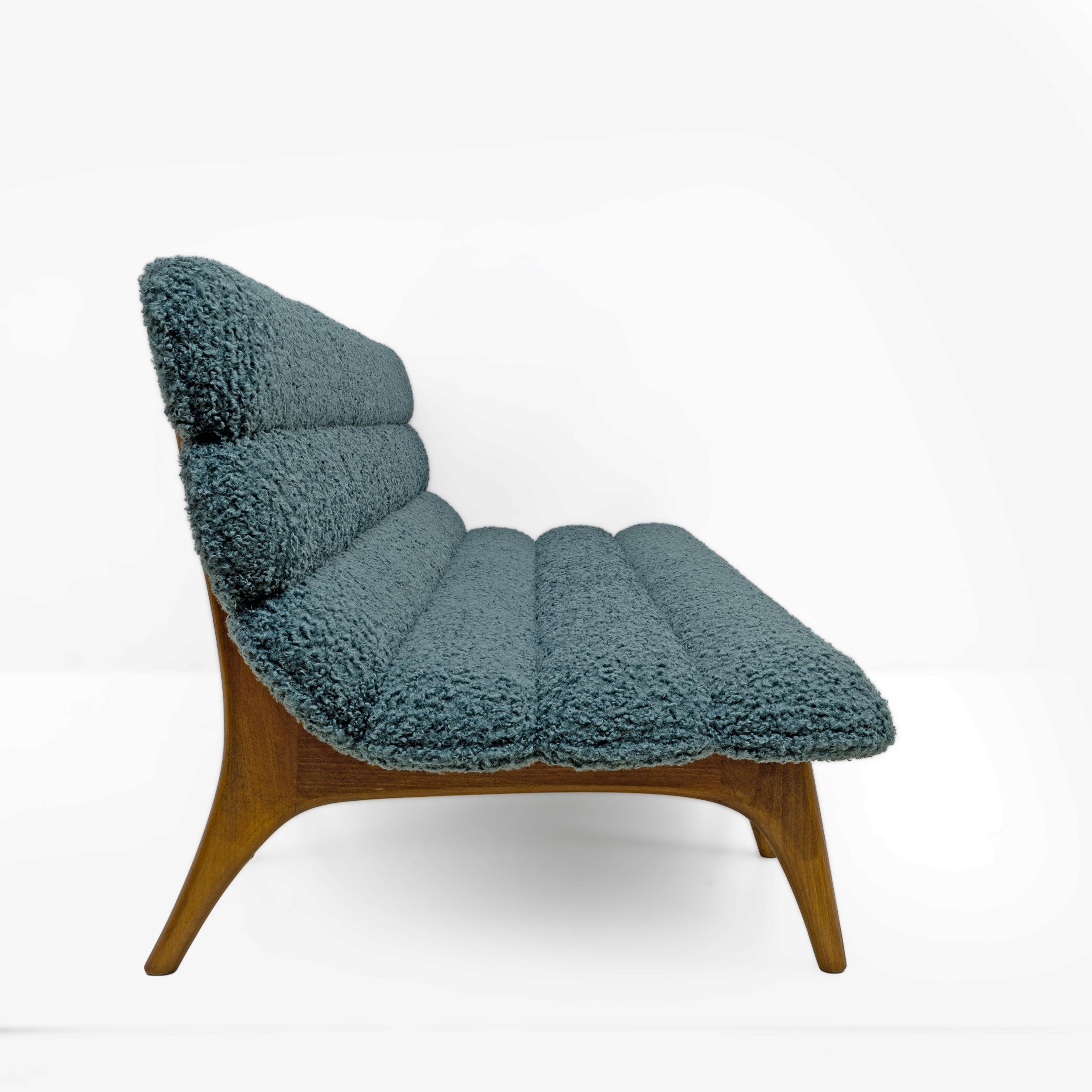 XXIe siècle et contemporain Adrian Pearsall Style Italin Canapé moderne en bouclè et noyer en vente