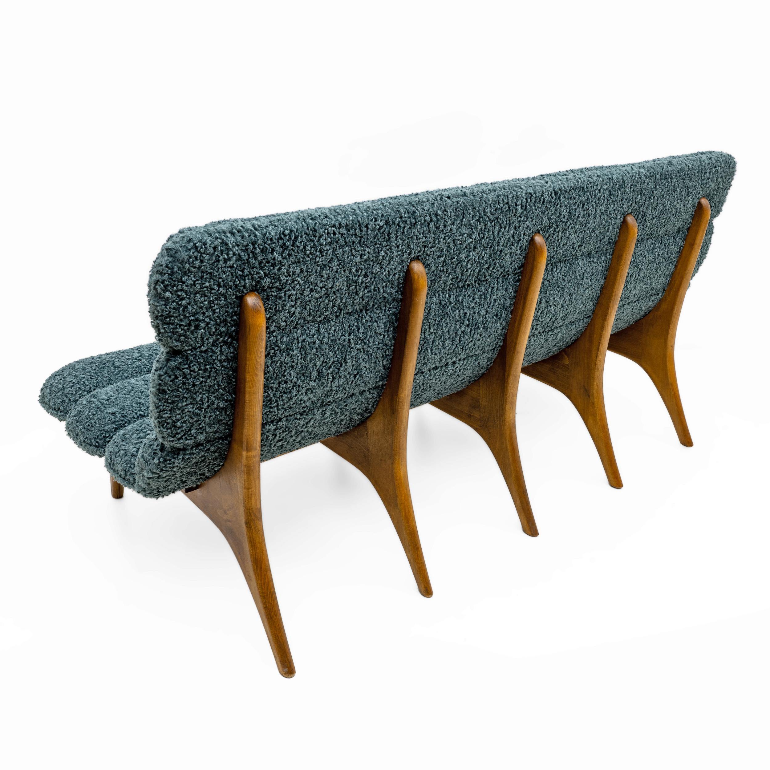 Bouclé Adrian Pearsall Style Italin Canapé moderne en bouclè et noyer en vente