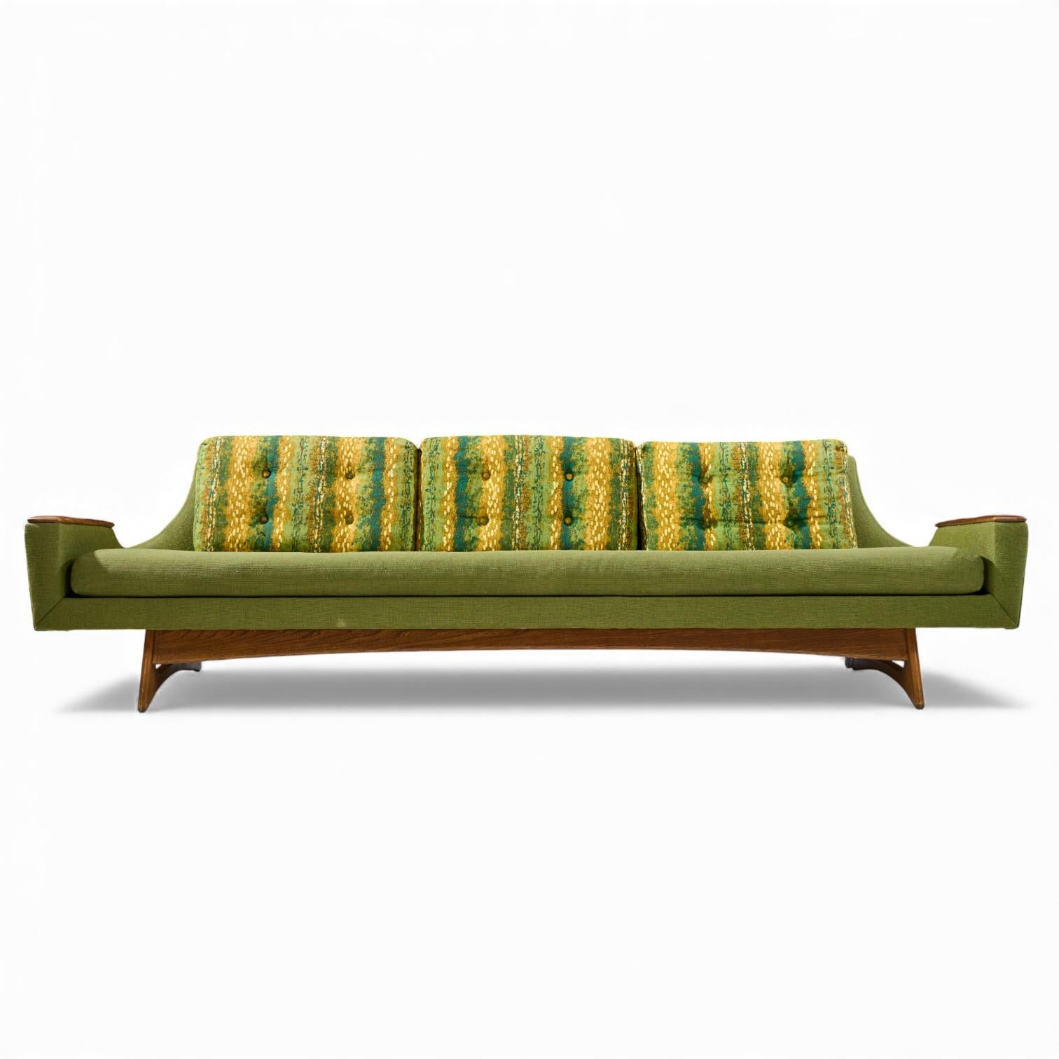 Adrian Pearsall Style Kroehler American Leisure Mid Century Sofa Canapé en noyer

Ce canapé mesure : 104 large x 32 profond x 29 pouces de haut, avec une hauteur d'assise de 17 et une hauteur d'accoudoir de 20,75 pouces.

Bon état Vintage - La base