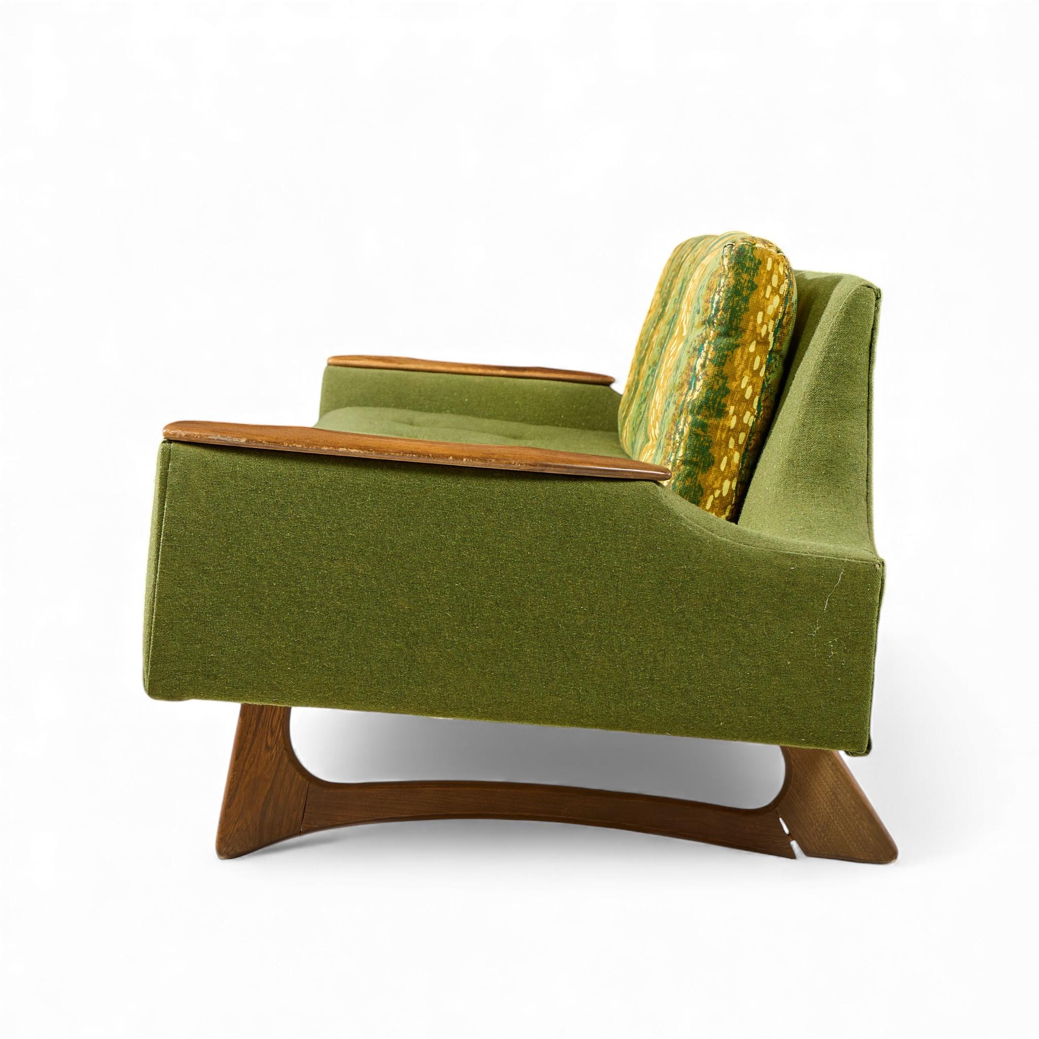 Adrian Pearsall Style Kroehler American Leisure Mid Century Sofa Walnut Sofa Bon état - En vente à Franklin Park, IL