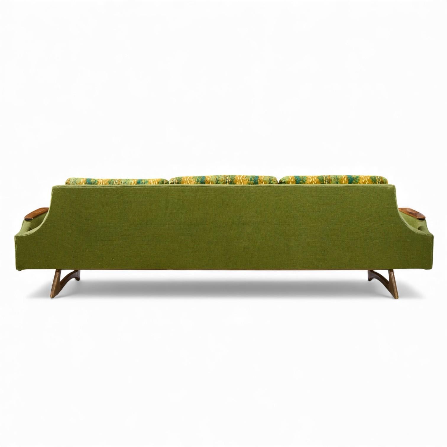 Tissu d'ameublement Adrian Pearsall Style Kroehler American Leisure Mid Century Sofa Walnut Sofa en vente