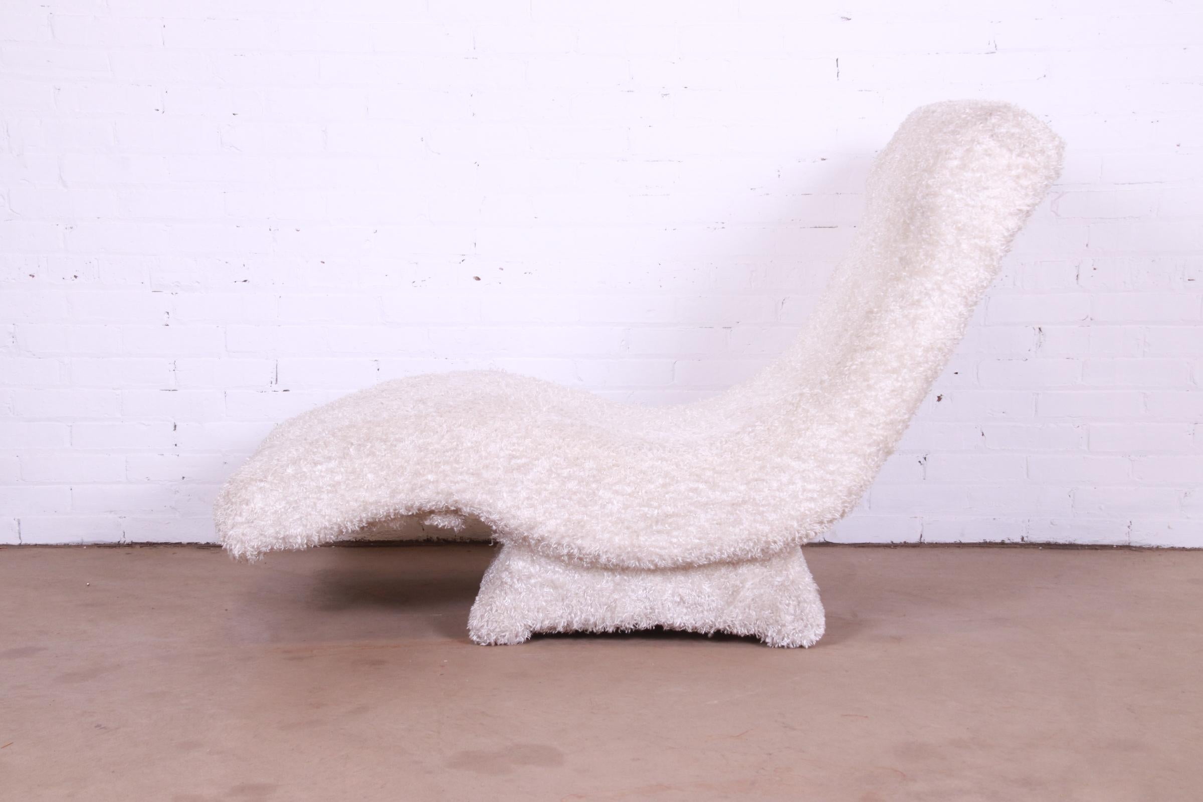 A gorgeous Mid-Century Modern wave chaise lounge chair

In the manner of Adrian Pearsall

USA, Circa 1970s

Wood frame, with ivory shag upholstery.

Measures: 29