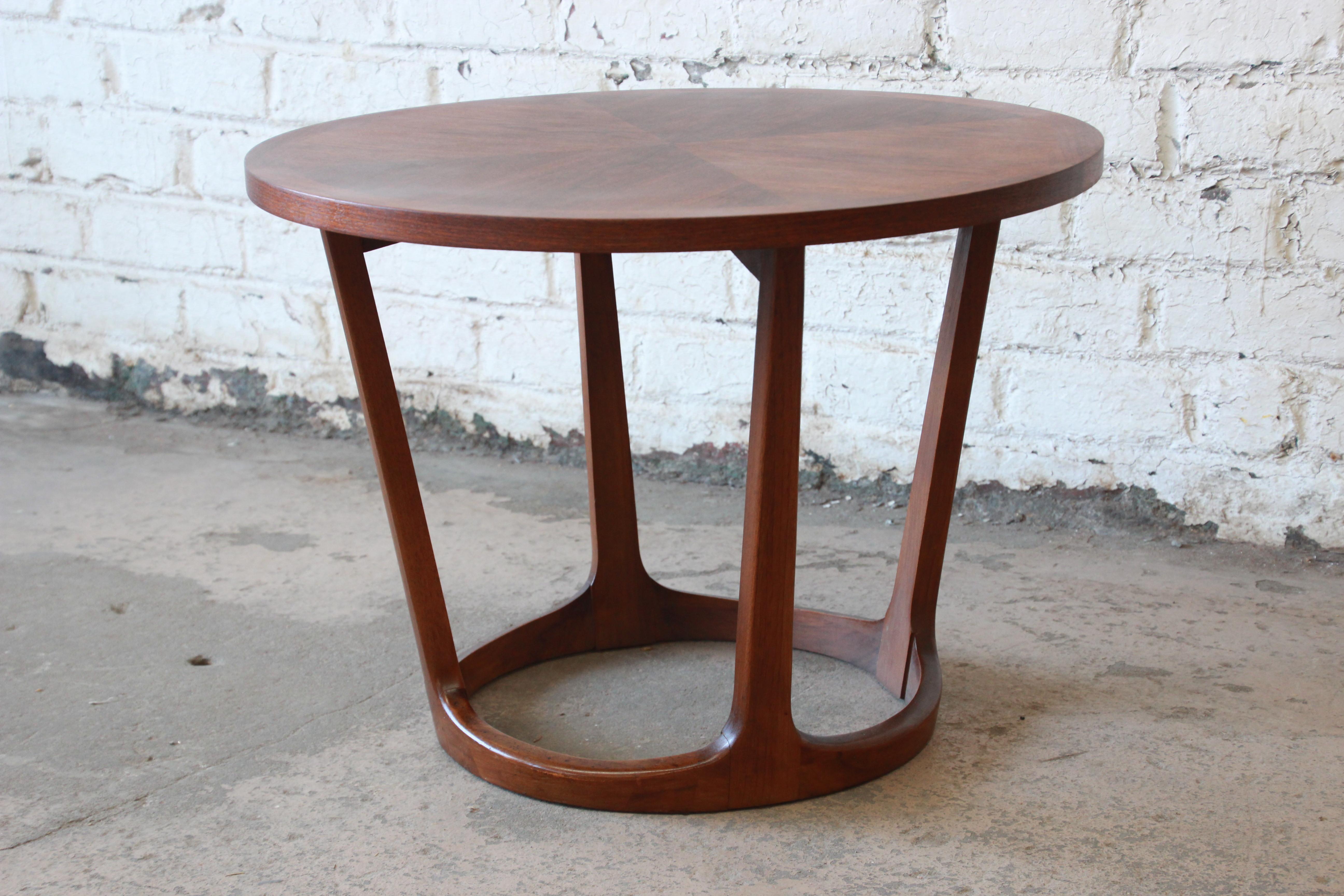 A gorgeous Mid-Century Modern Adrian Pearsall style sculpted walnut side table by Lane Furniture. The table features a solid sculpted walnut base and a beautiful inlaid walnut top. The top has been professionally refinished, and the original Lane