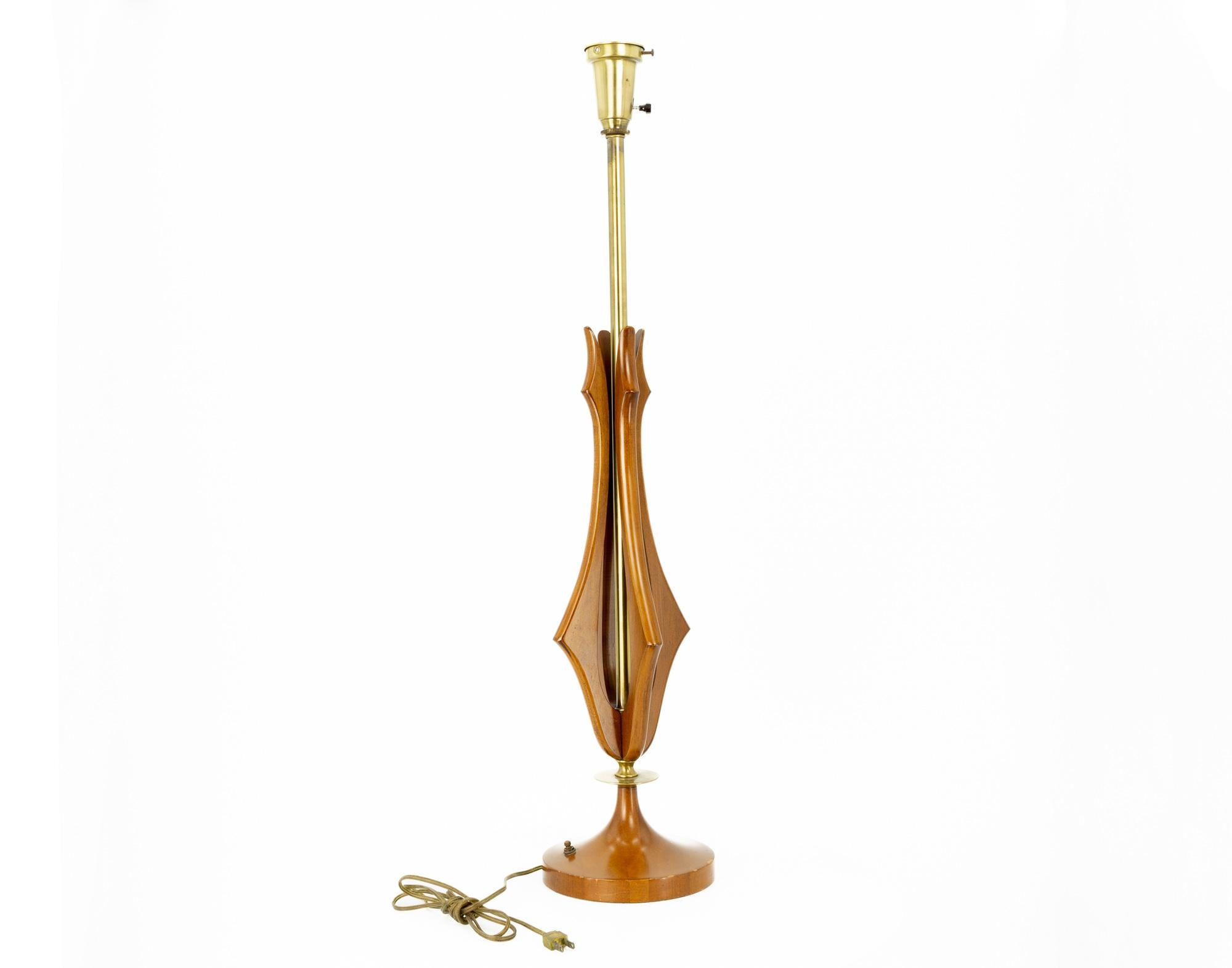 Mid-Century Modern Lampe de bureau de style Adrian Pearsall mi-siècle en noyer et laiton en vente