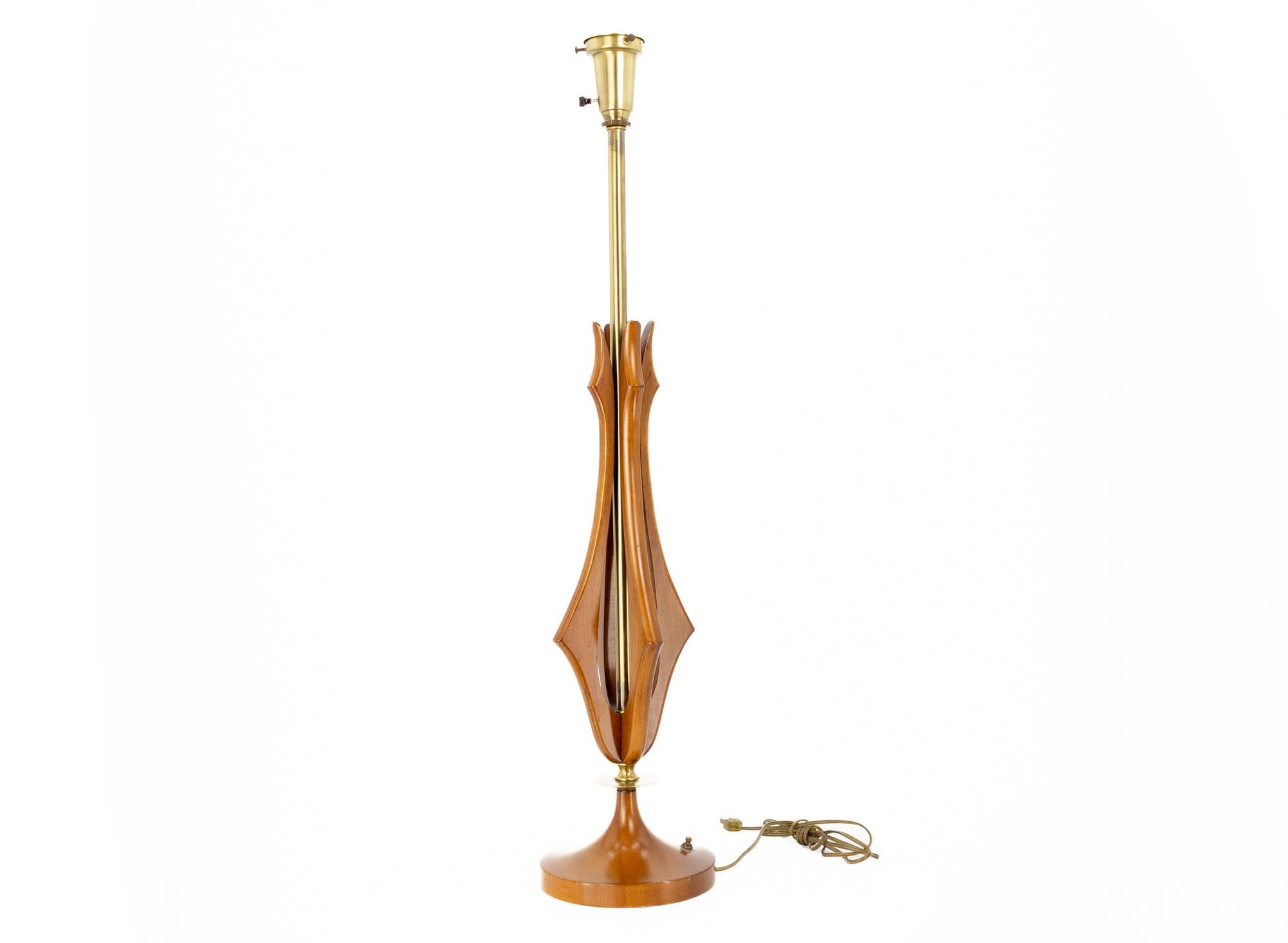 Lampe de bureau de style Adrian Pearsall mi-siècle en noyer et laiton Bon état - En vente à Countryside, IL