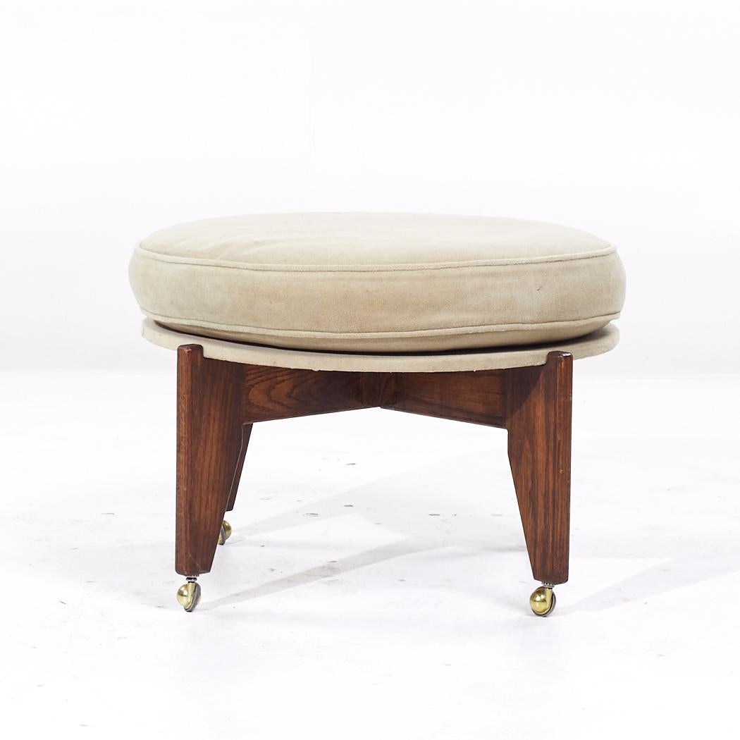 Adrian Pearsall Style Mid Century Ottoman en noyer

Ce pouf mesure : 26.25 de large x 26.25 de profond x 18 pouces de haut

Nous prenons nos photos dans un studio à éclairage contrôlé afin de montrer le plus de détails possible. Nous n'éliminons pas