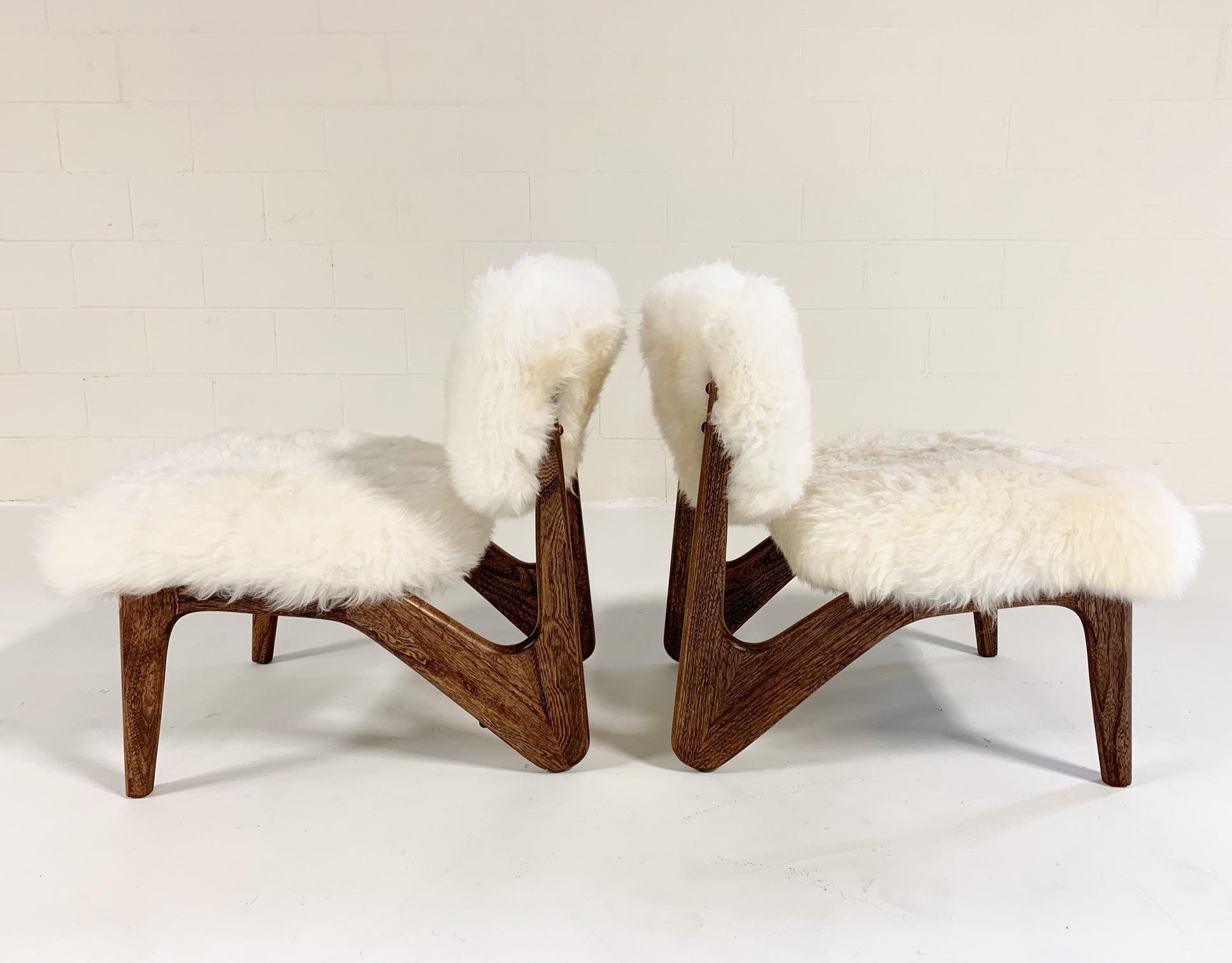 We love the look of these lounge chairs, in the style of the sculptural designs of Adrian Pearsall. A great look from every angle! For their restoration, our designers chose the beautifully soft and thick Brazilian sheepskin to bring out the warm