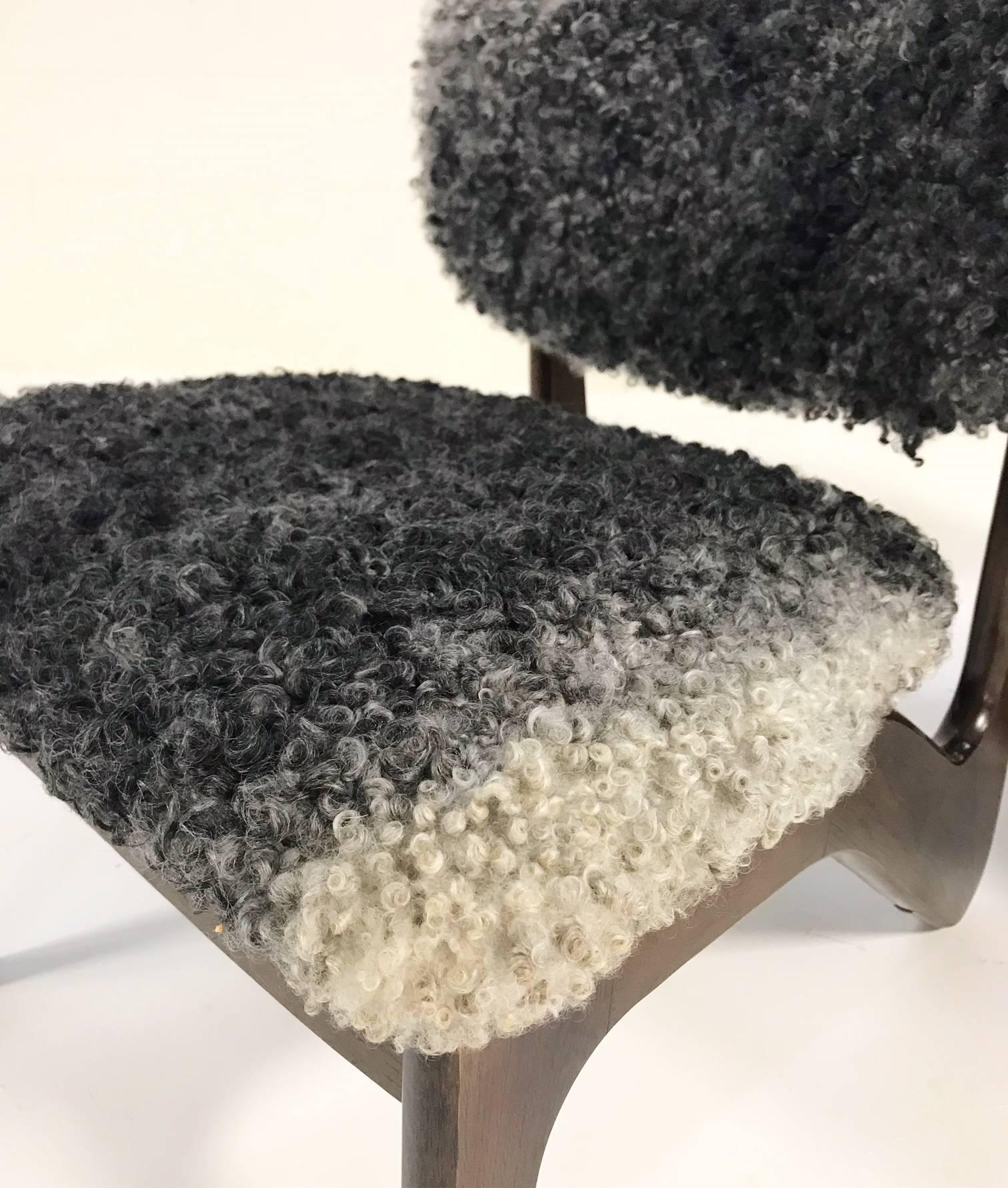 We love the look of these lounge chairs, in the style of the sculptural designs of Adrian Pearsall. A great look from every angle! For their restoration, our designers chose the beautifully soft Gotland sheepskin to bring out the warm wood tones of