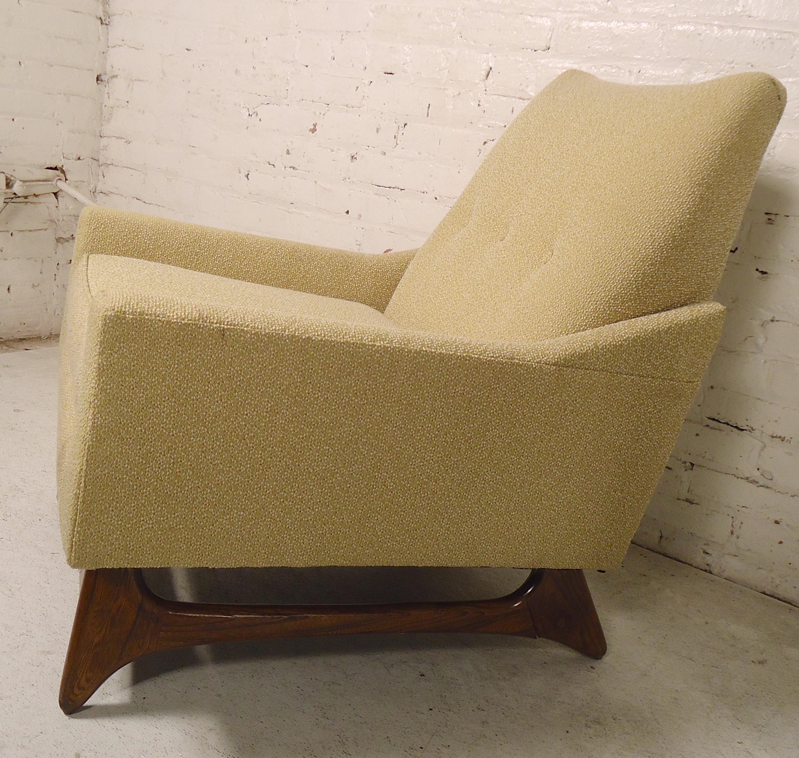 Sleek Mid-Century Modern lounge chair with sculpted Pearsall style wood base. Clean fabric, comfortable cushioning and clean modern lines.

(Please confirm item location - NY or NJ - with dealer).
 