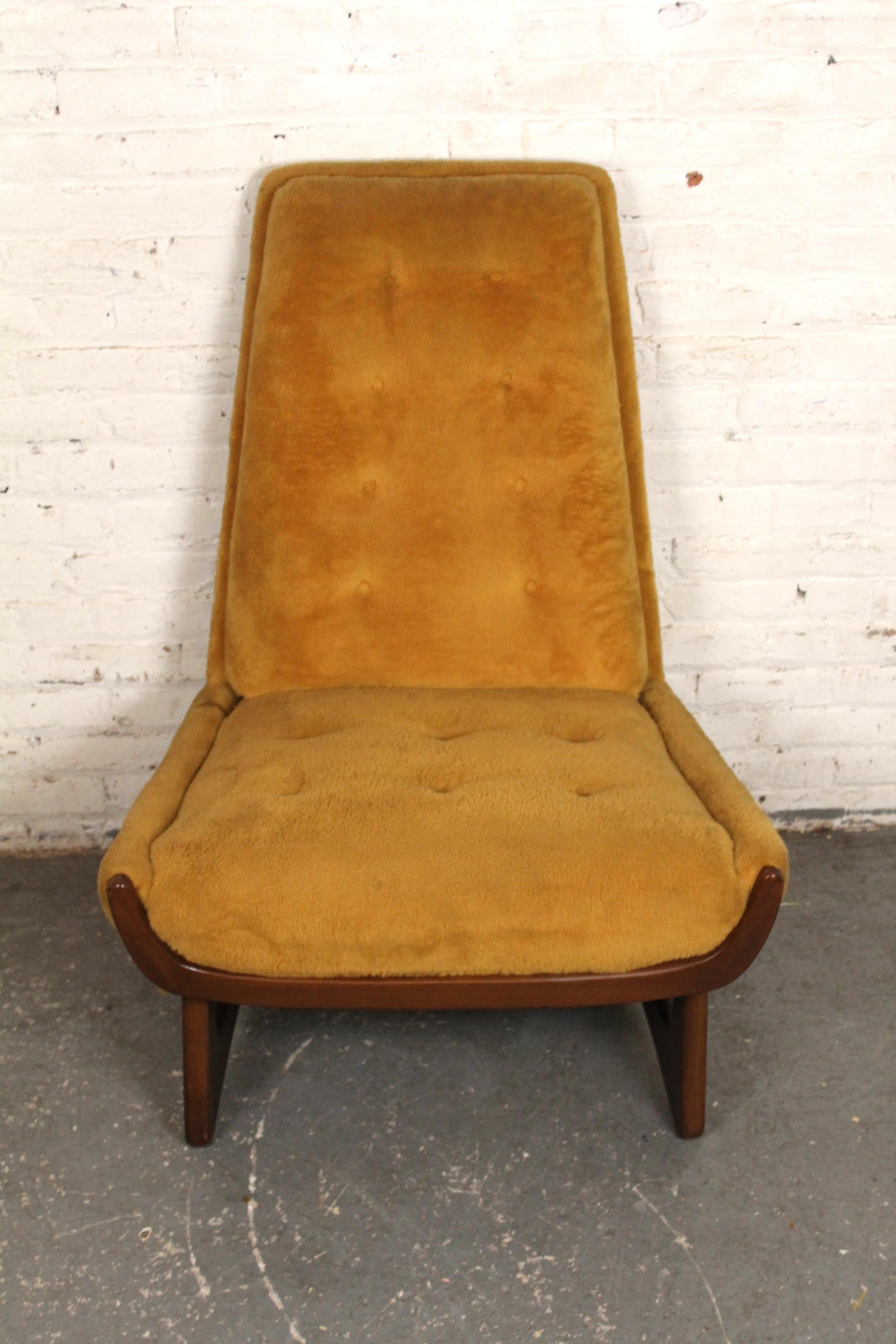 Sillón moderno de mediados de siglo con detalles de nogal. Patas y frontal de madera esculpida con suave tapizado de mechón.
Por favor, confirme la ubicación NY o NJ