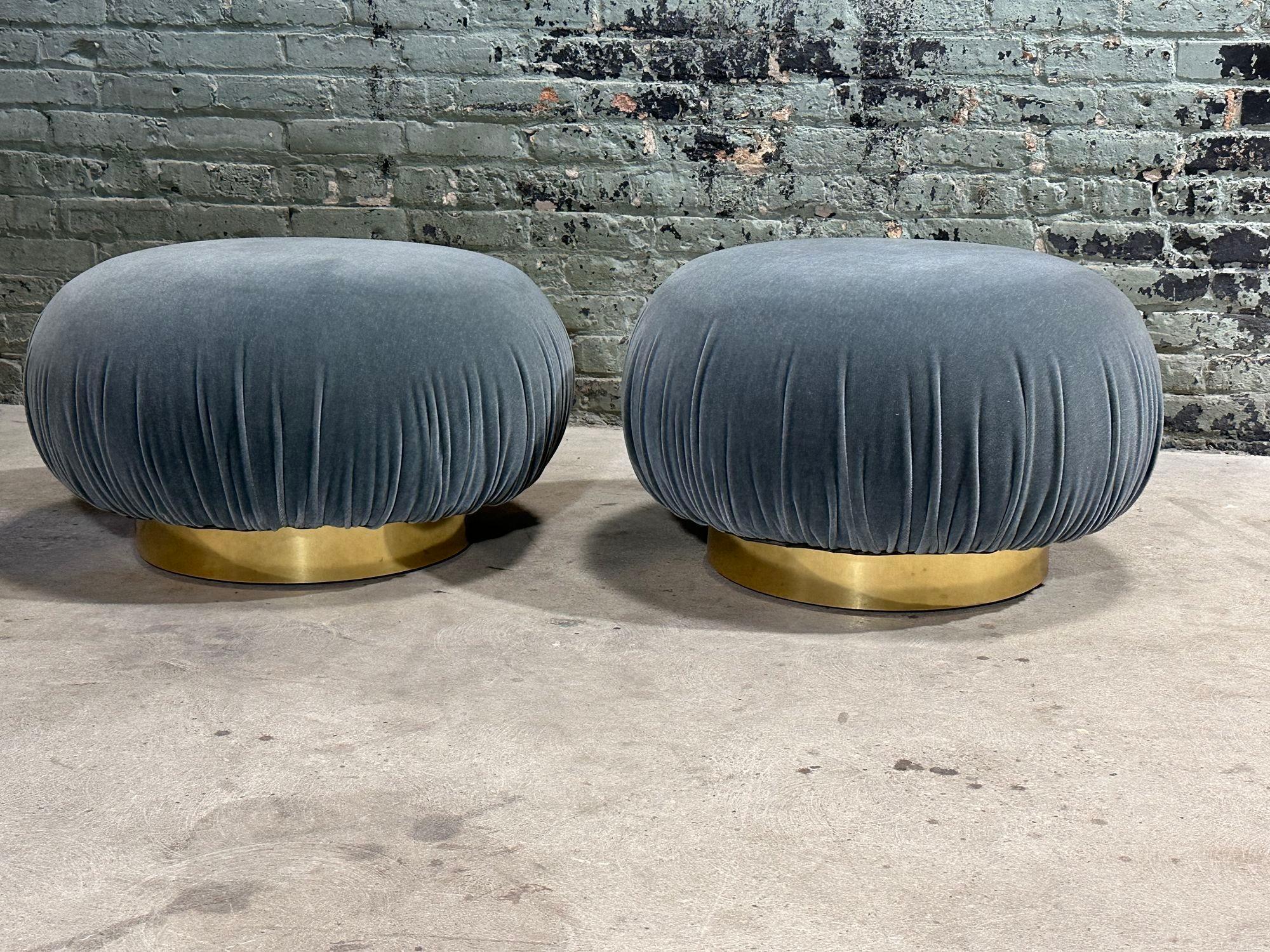 Pouf pivotant Adrian Pearsall avec bases en laiton, 1990. Rembourré en mohair.
Mesure 15