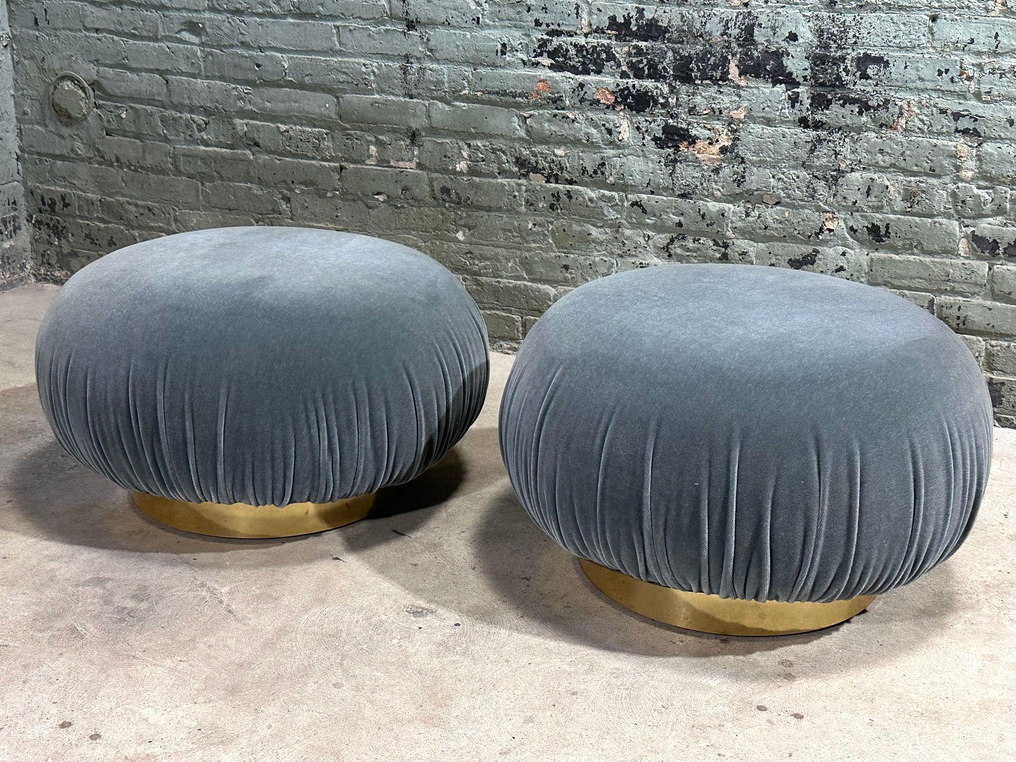 Américain Ottomans pivotants Adrian Pearsall avec bases en laiton, 1980 en vente