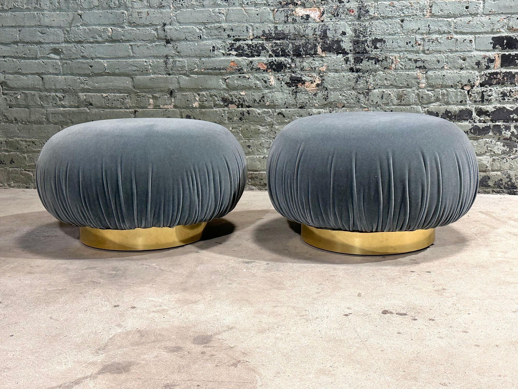 Ottomans pivotants Adrian Pearsall avec bases en laiton, 1980 Bon état - En vente à Chicago, IL
