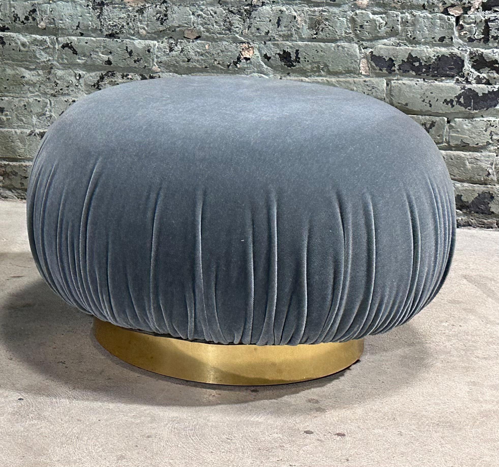 Laiton Ottomans pivotants Adrian Pearsall avec bases en laiton, 1980 en vente